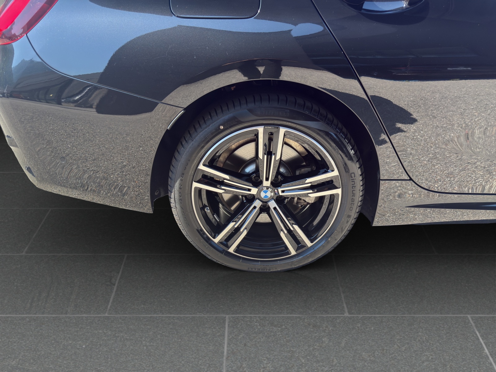 BMW 330e x DriveTouring Steptronic M Sport-image-10