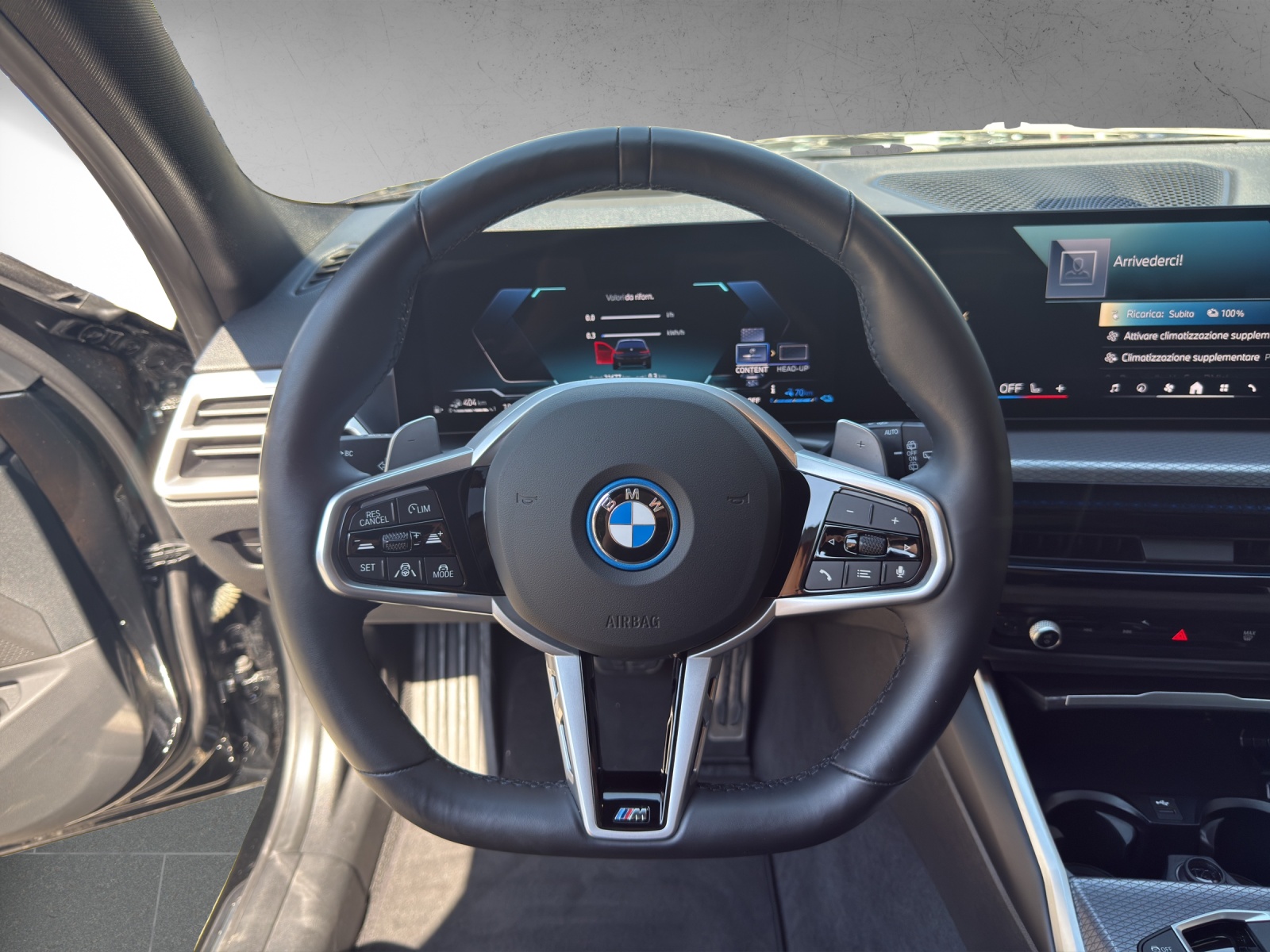 BMW 330e x DriveTouring Steptronic M Sport-image-12