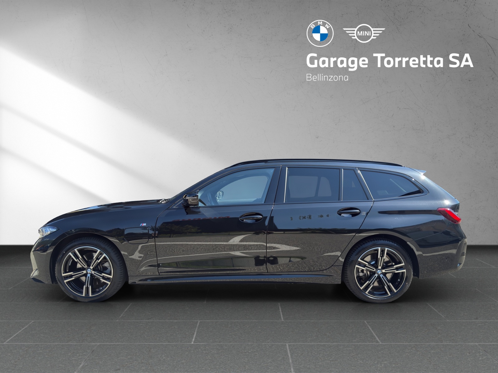 BMW 330e x DriveTouring Steptronic M Sport-image-1