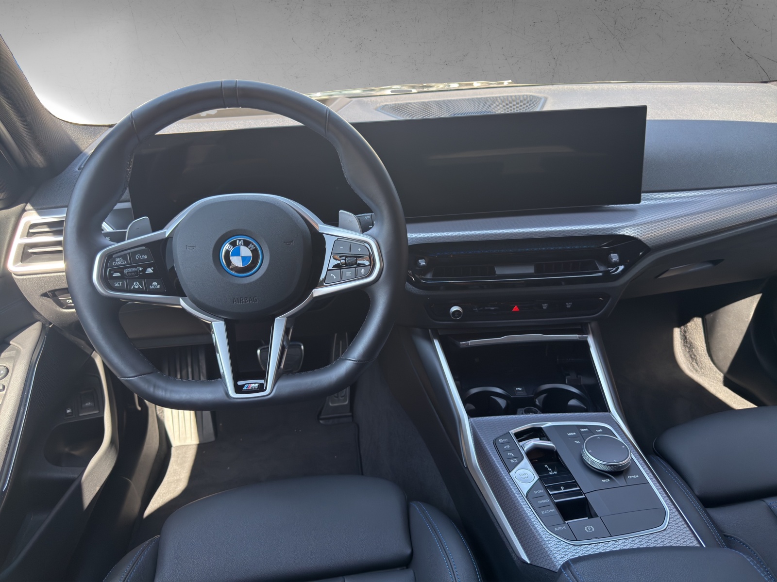 BMW 330e x DriveTouring Steptronic M Sport-image-13