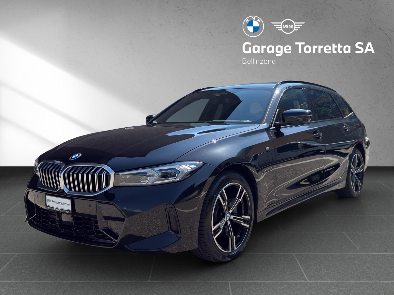 BMW 330e x DriveTouring Steptronic M Sport-image-0