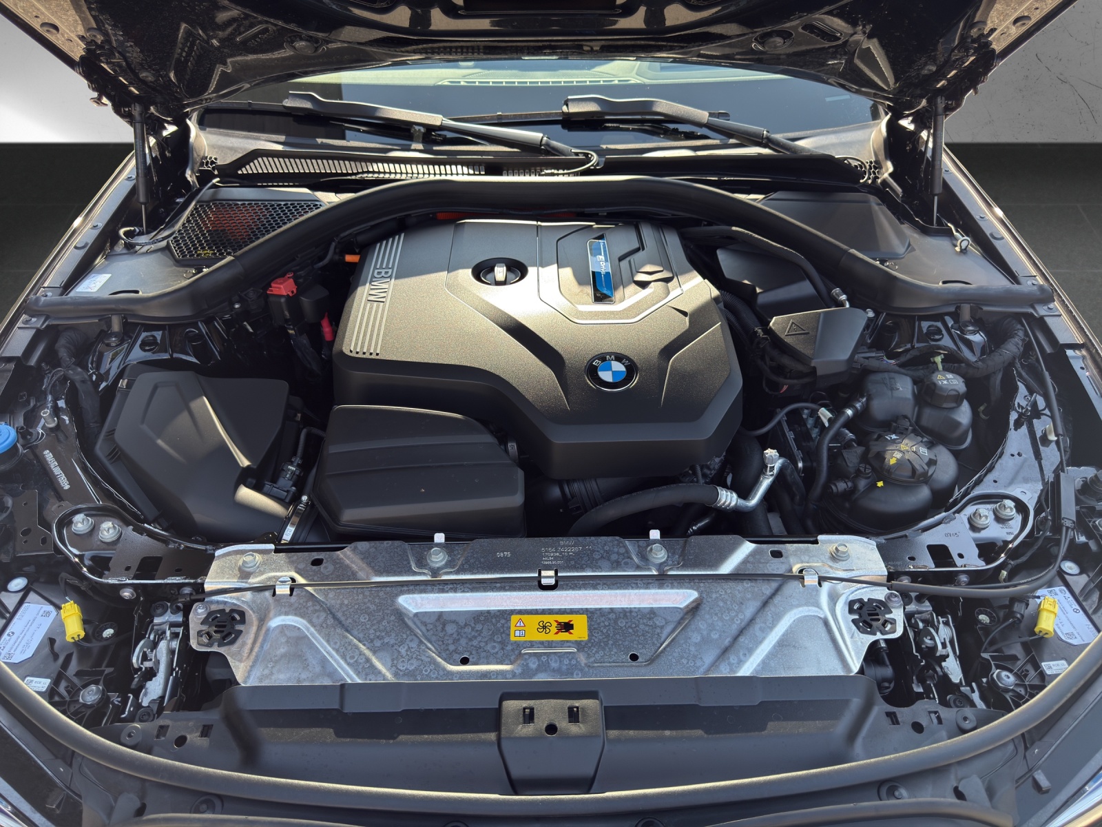 BMW 330e x DriveTouring Steptronic M Sport-image-18