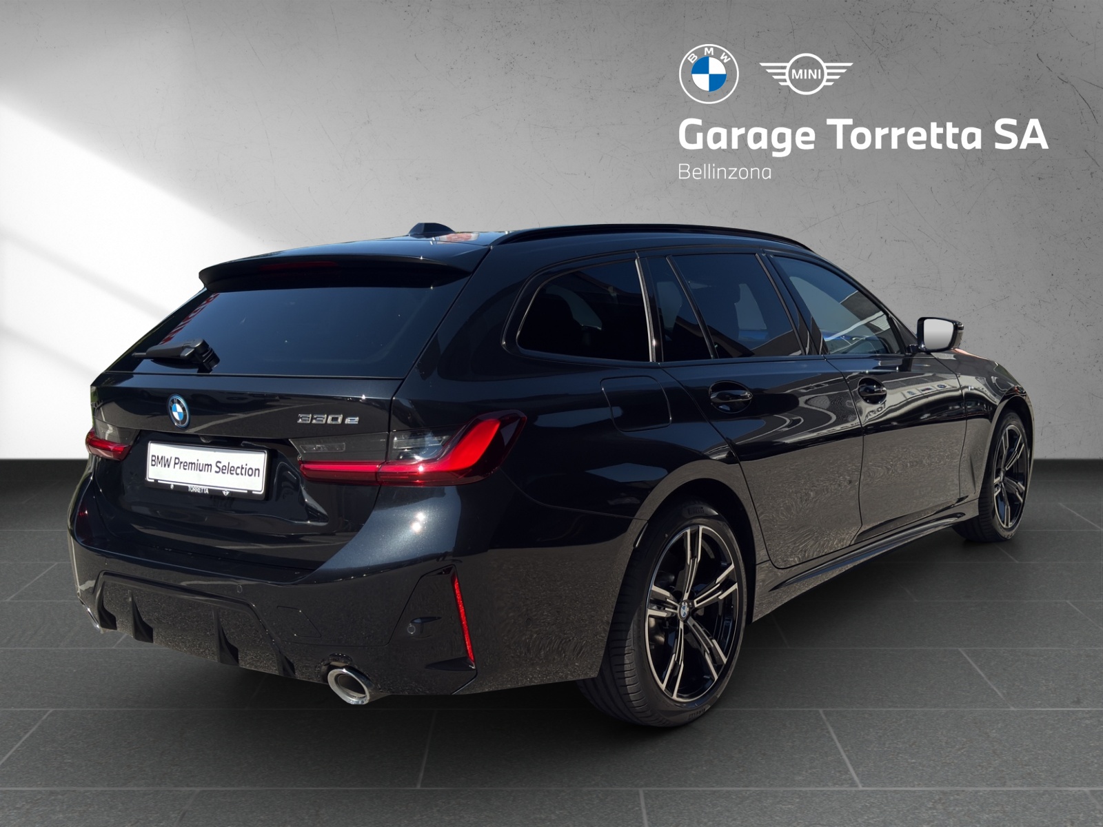 BMW 330e x DriveTouring Steptronic M Sport-image-4