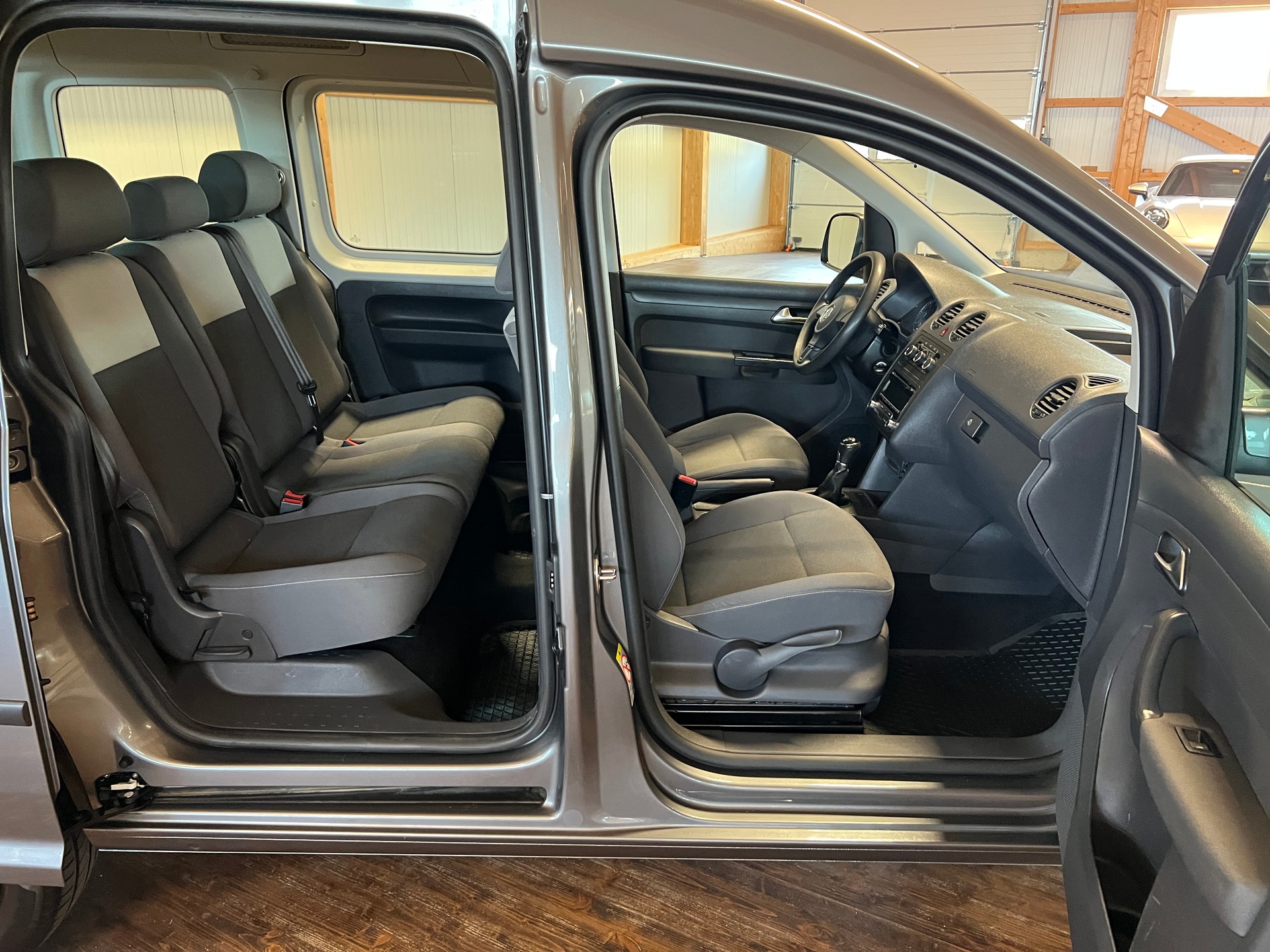 VW Caddy 2.0 TDI 4Motion Trendline-image-13