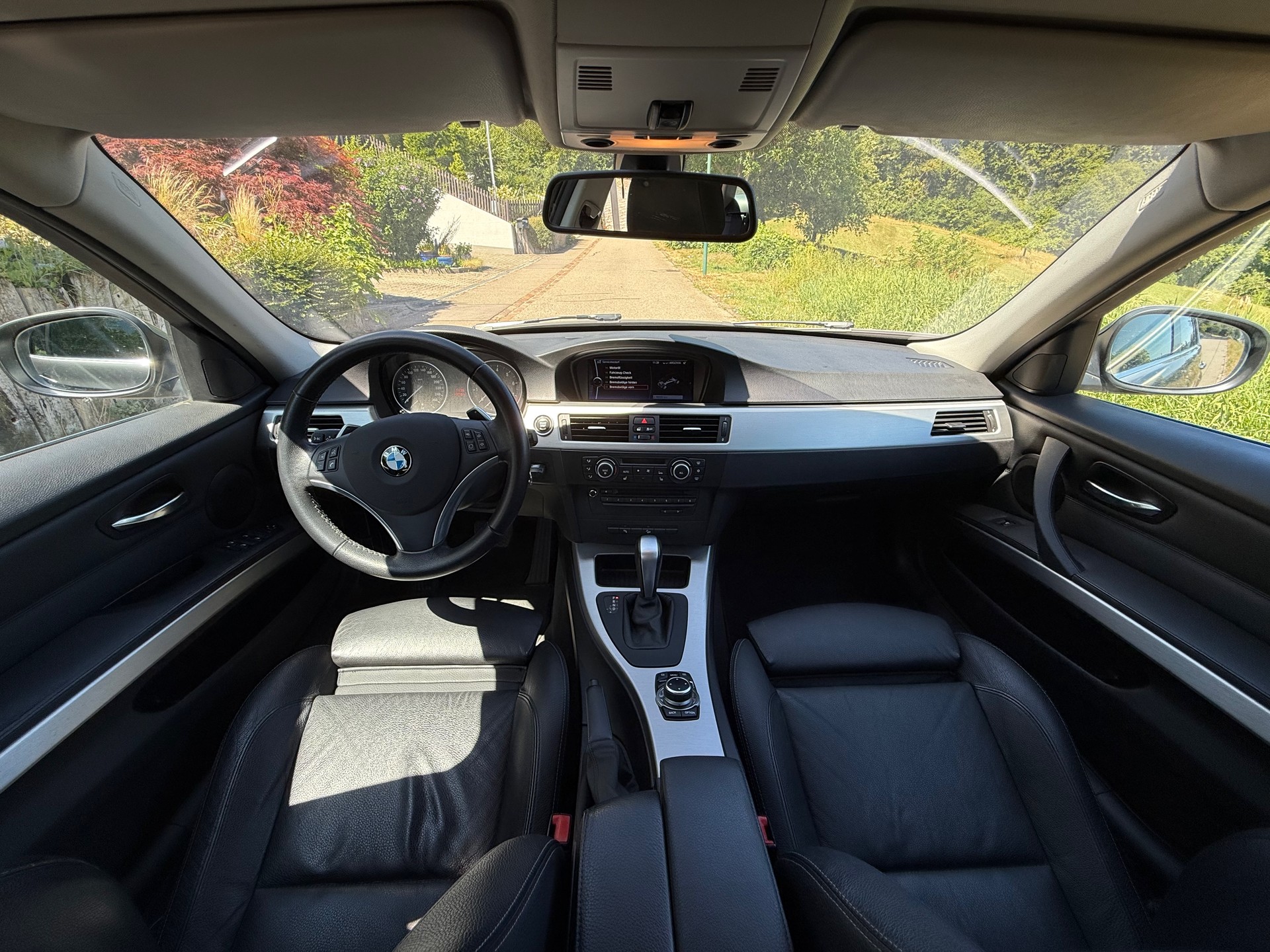 BMW 325i xDrive-image-5