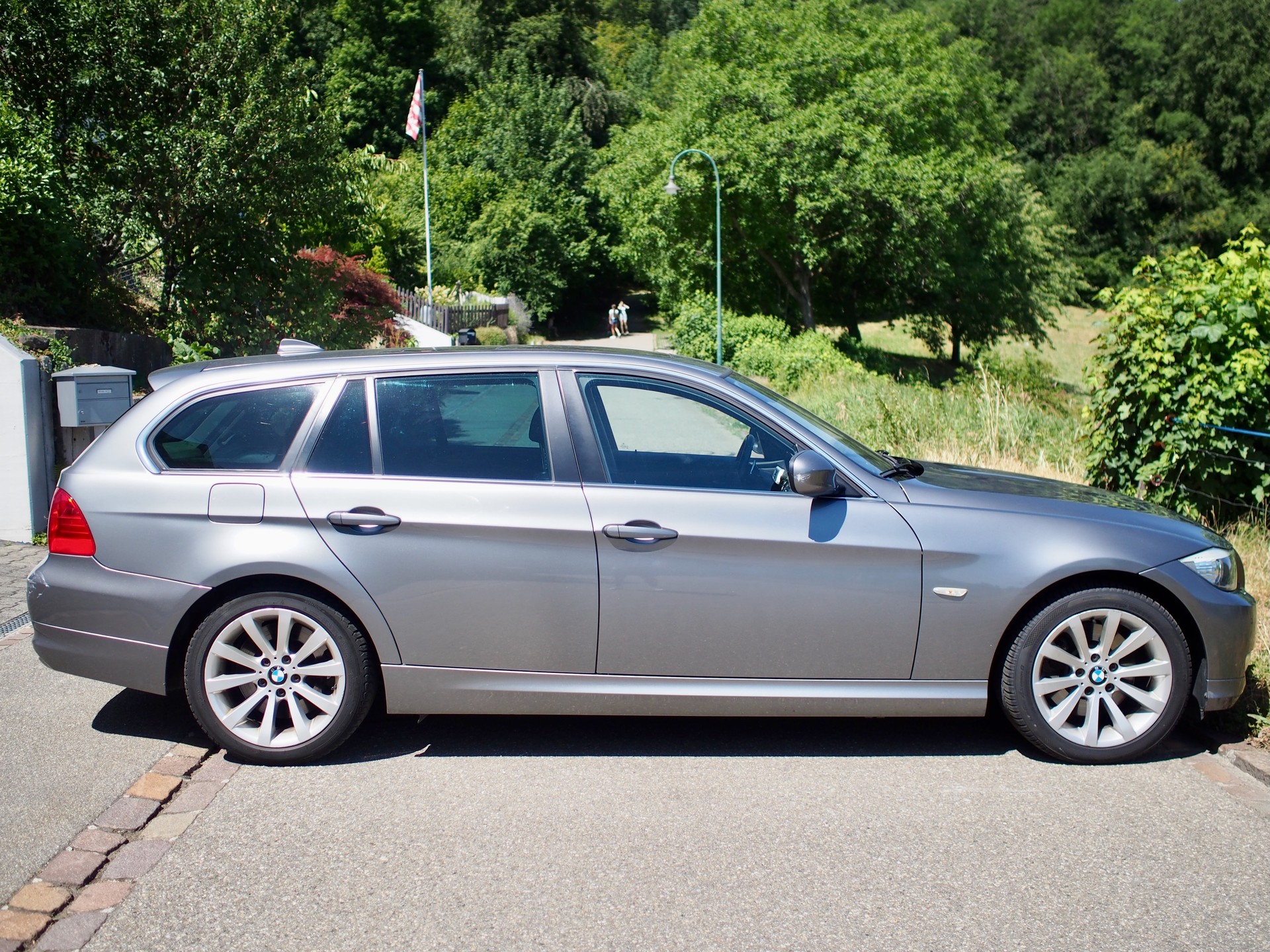 BMW 325i xDrive-image-4