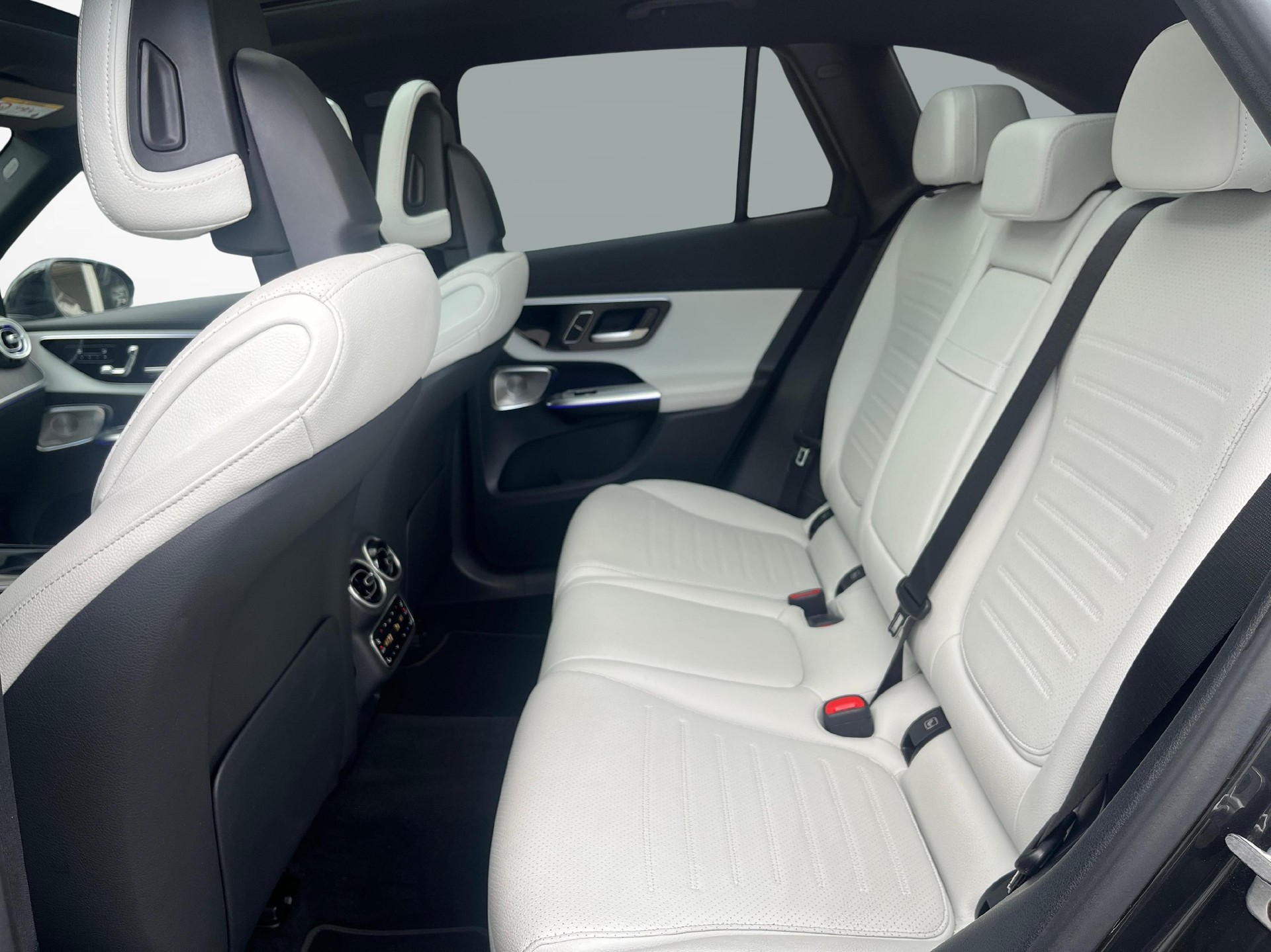 MERCEDES-BENZ GLC 300 e 4MATIC AMG Line-image-10
