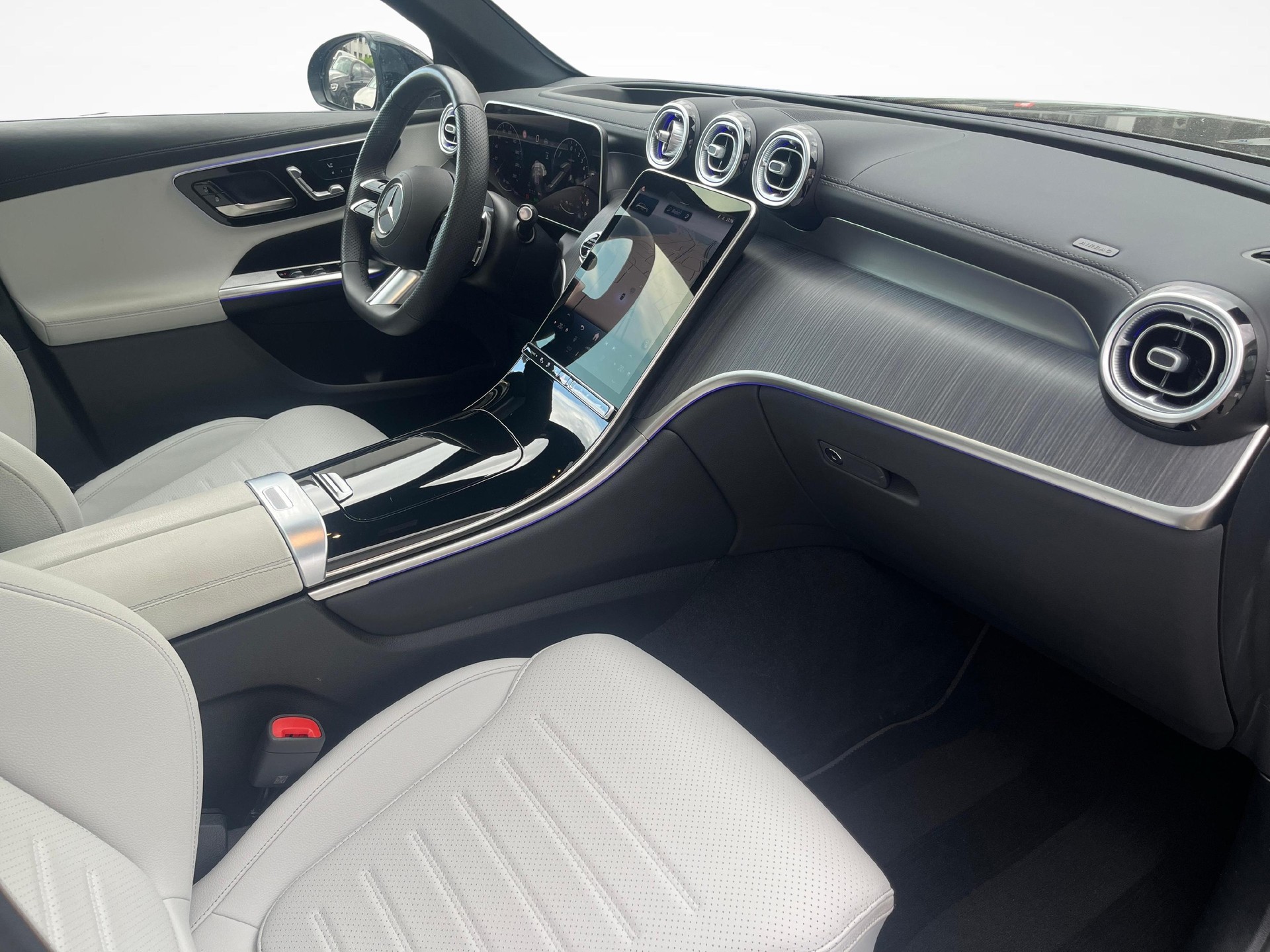 MERCEDES-BENZ GLC 300 e 4MATIC AMG Line-image-9