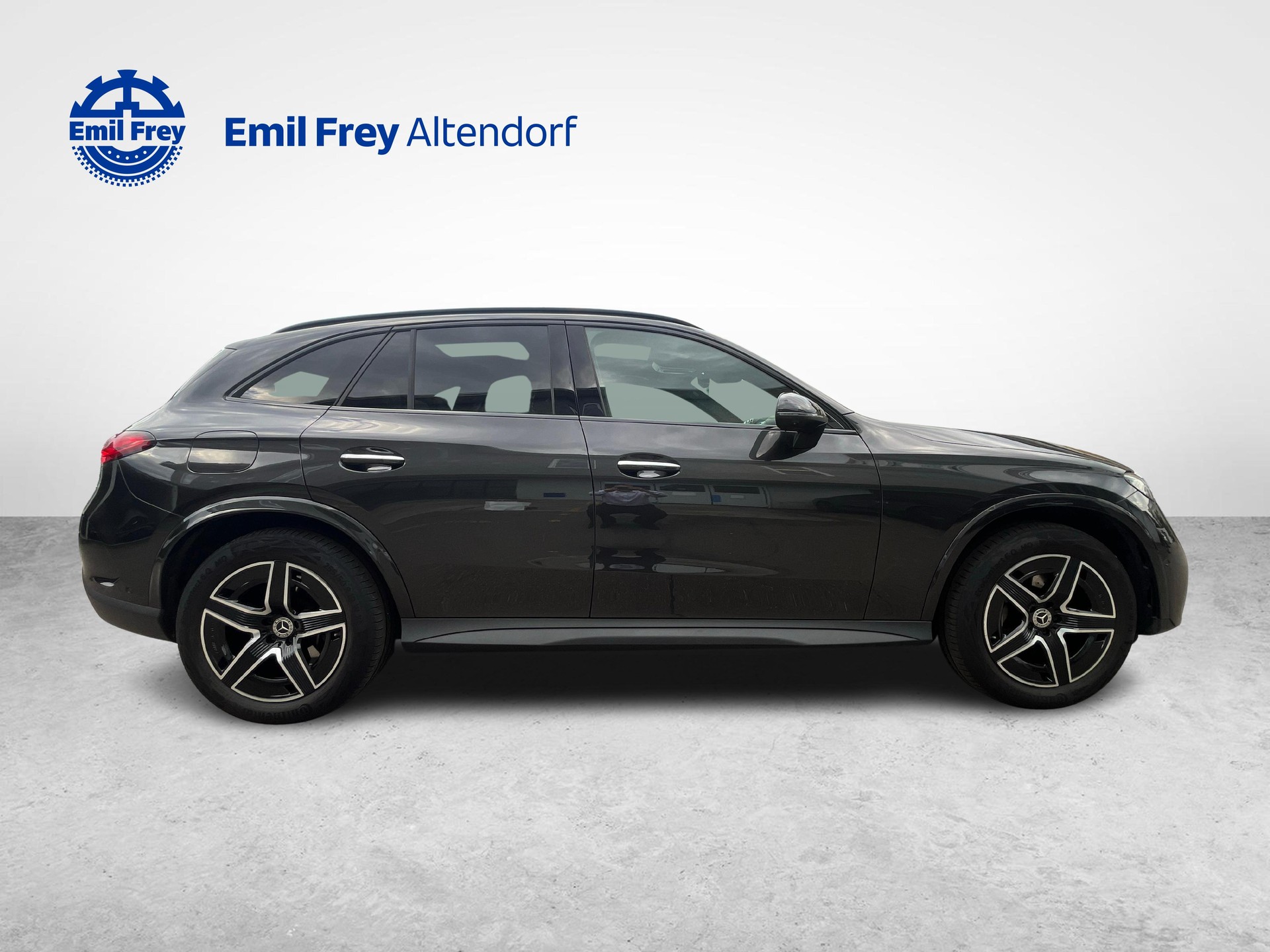 MERCEDES-BENZ GLC 300 e 4MATIC AMG Line-image-5