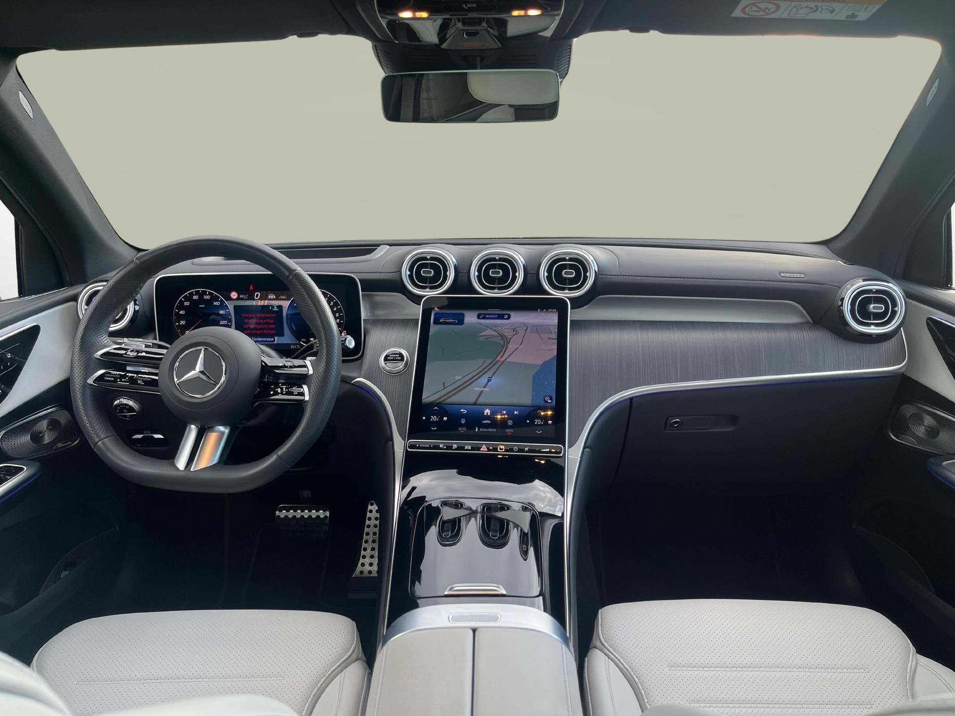 MERCEDES-BENZ GLC 300 e 4MATIC AMG Line-image-8