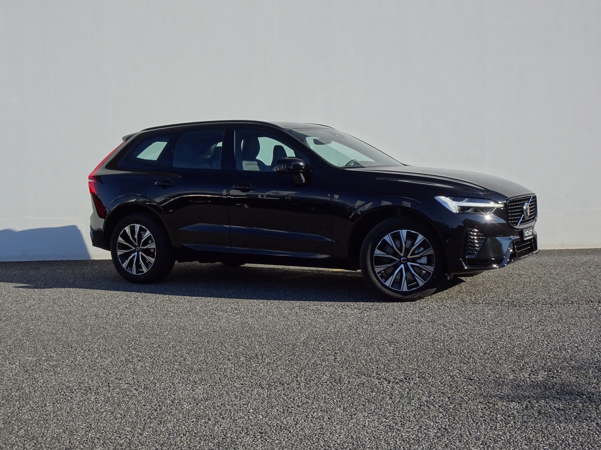 VOLVO XC60 2.0 B4 MH Plus Dark AWD-showroom-element-1