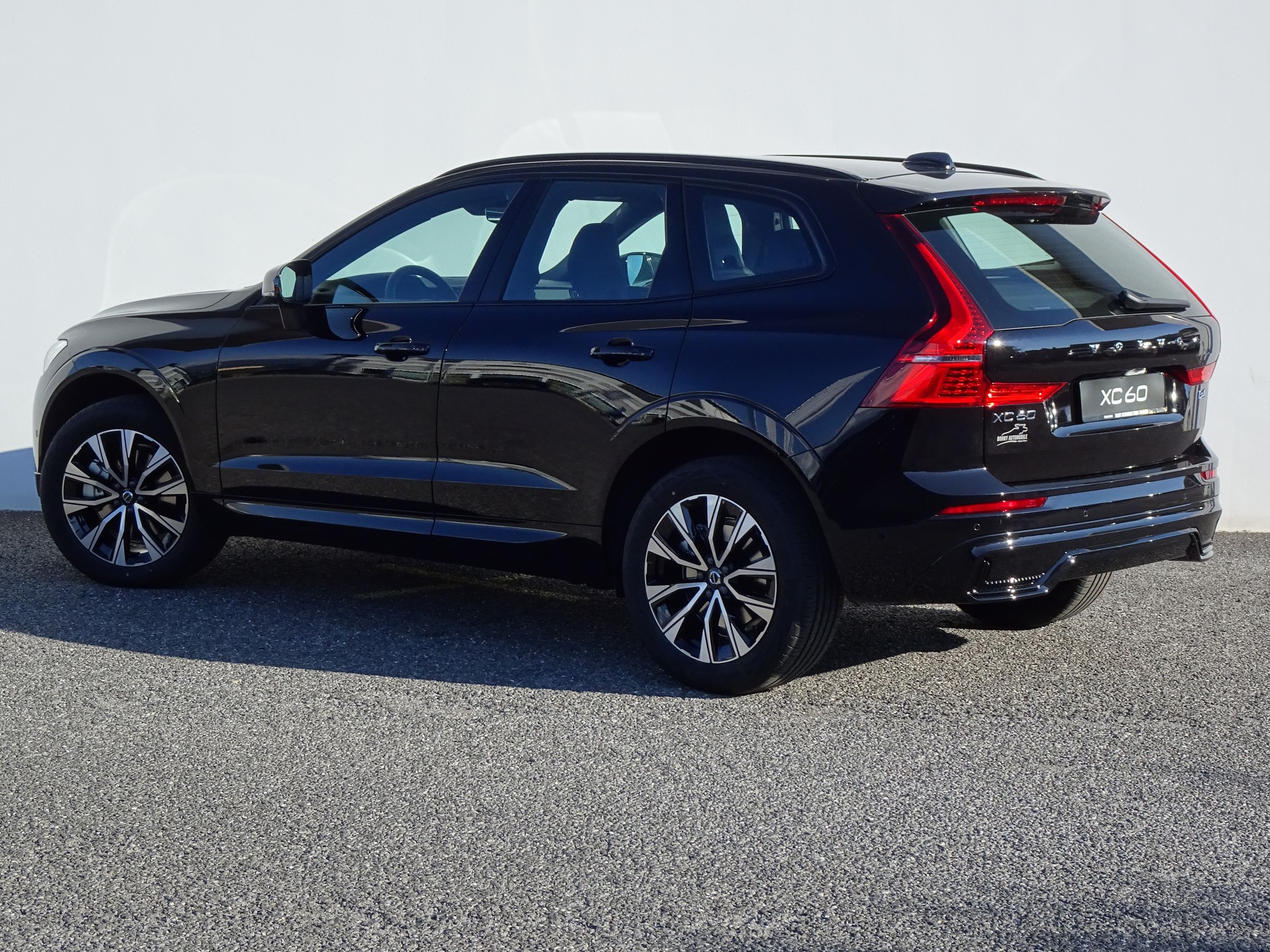 VOLVO XC60 2.0 B4 MH Plus Dark AWD-showroom-element-2
