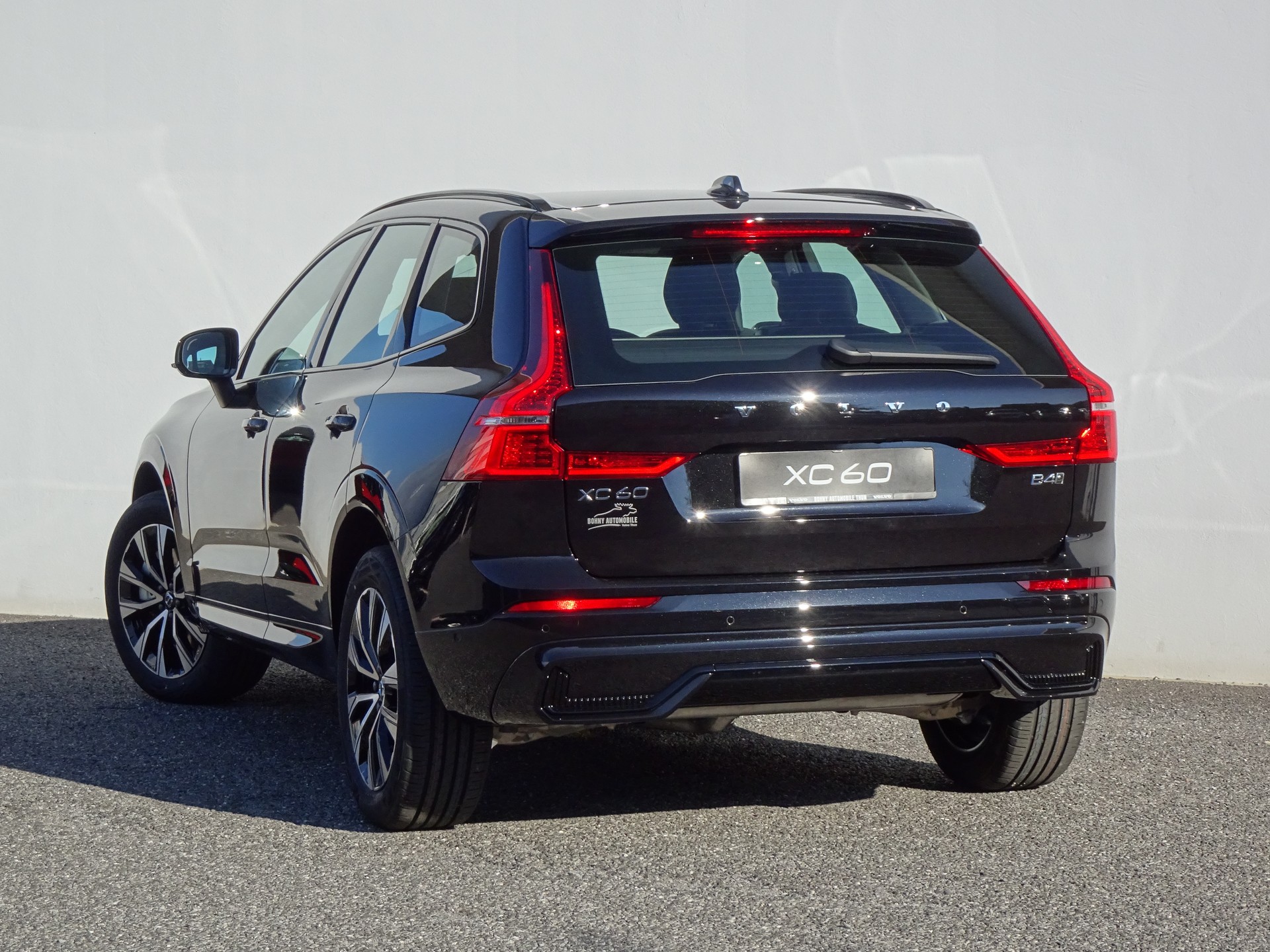 VOLVO XC60 2.0 B4 MH Plus Dark AWD-showroom-element-3