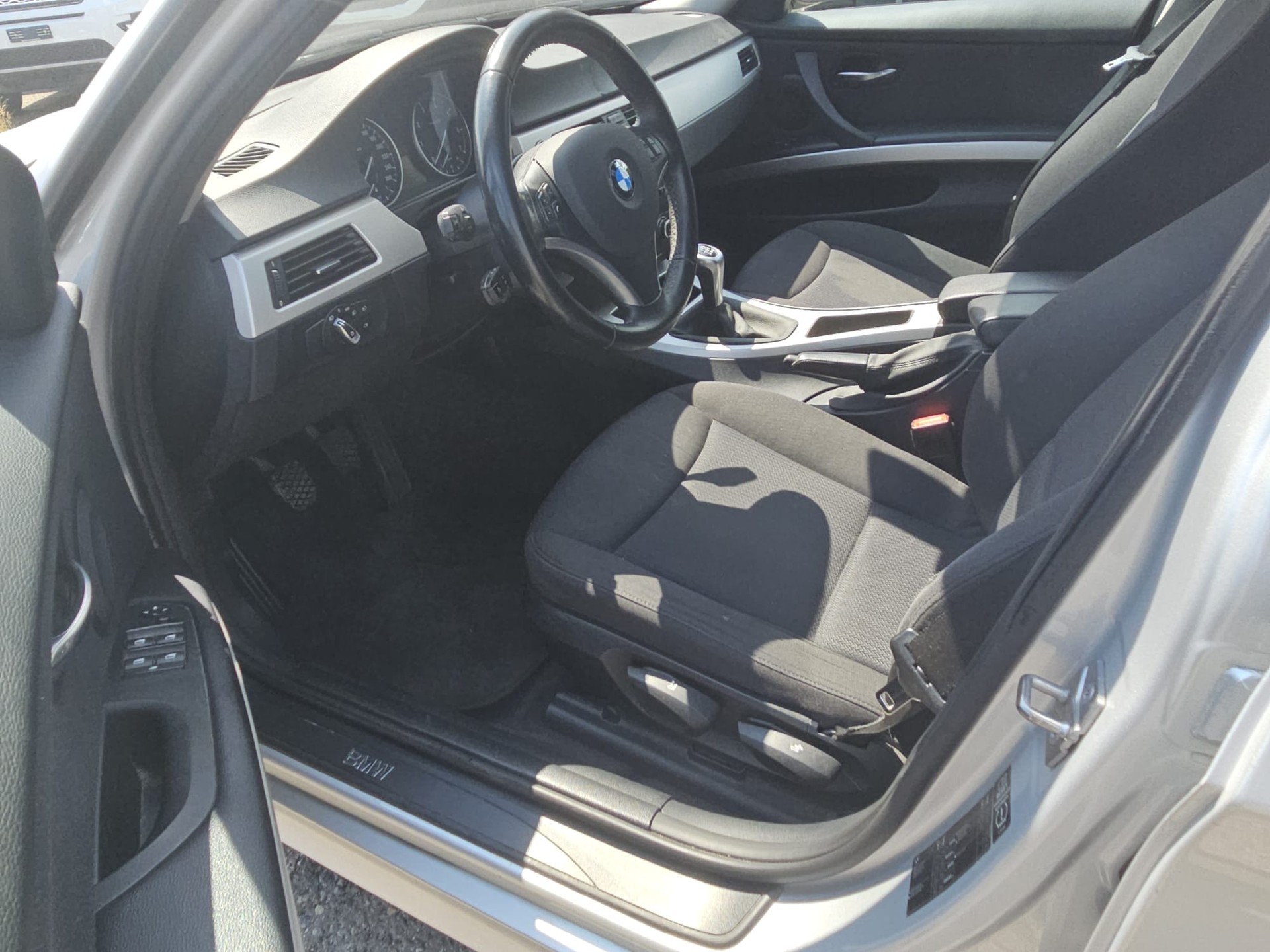 BMW 318i Touring-image-9