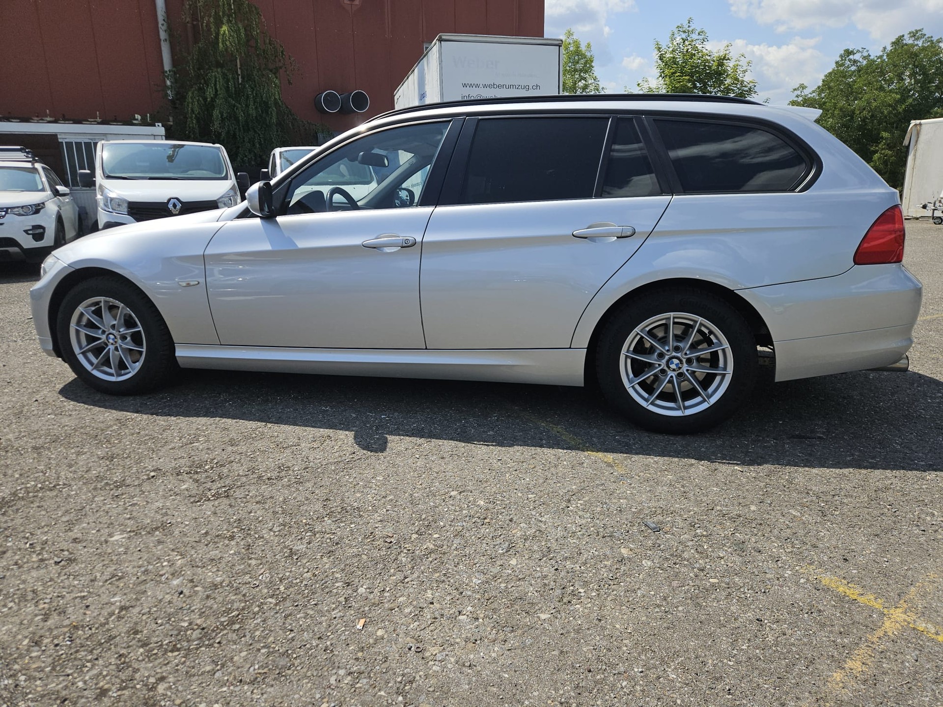 BMW 318i Touring-image-1