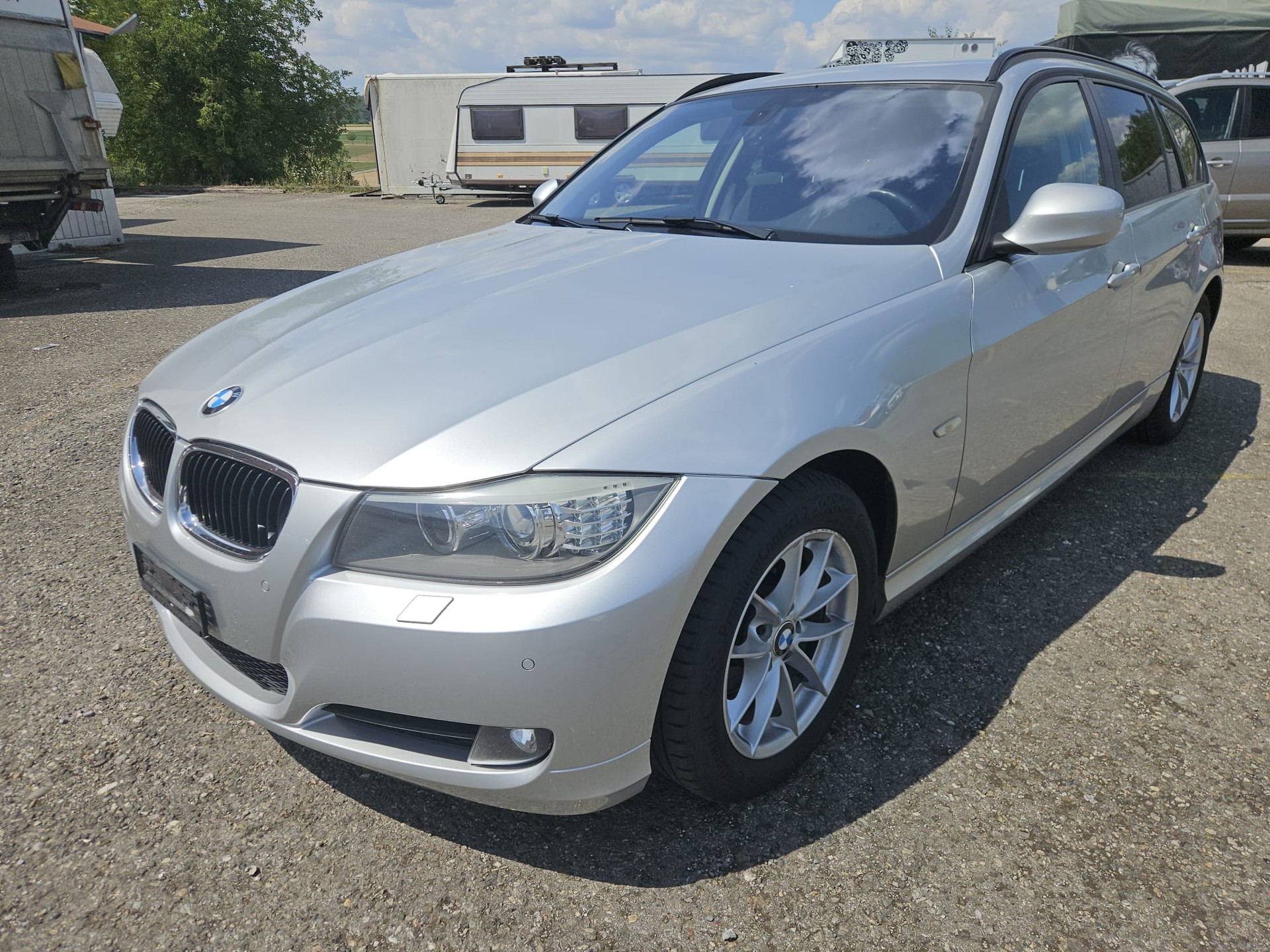 BMW 318i Touring-image-0