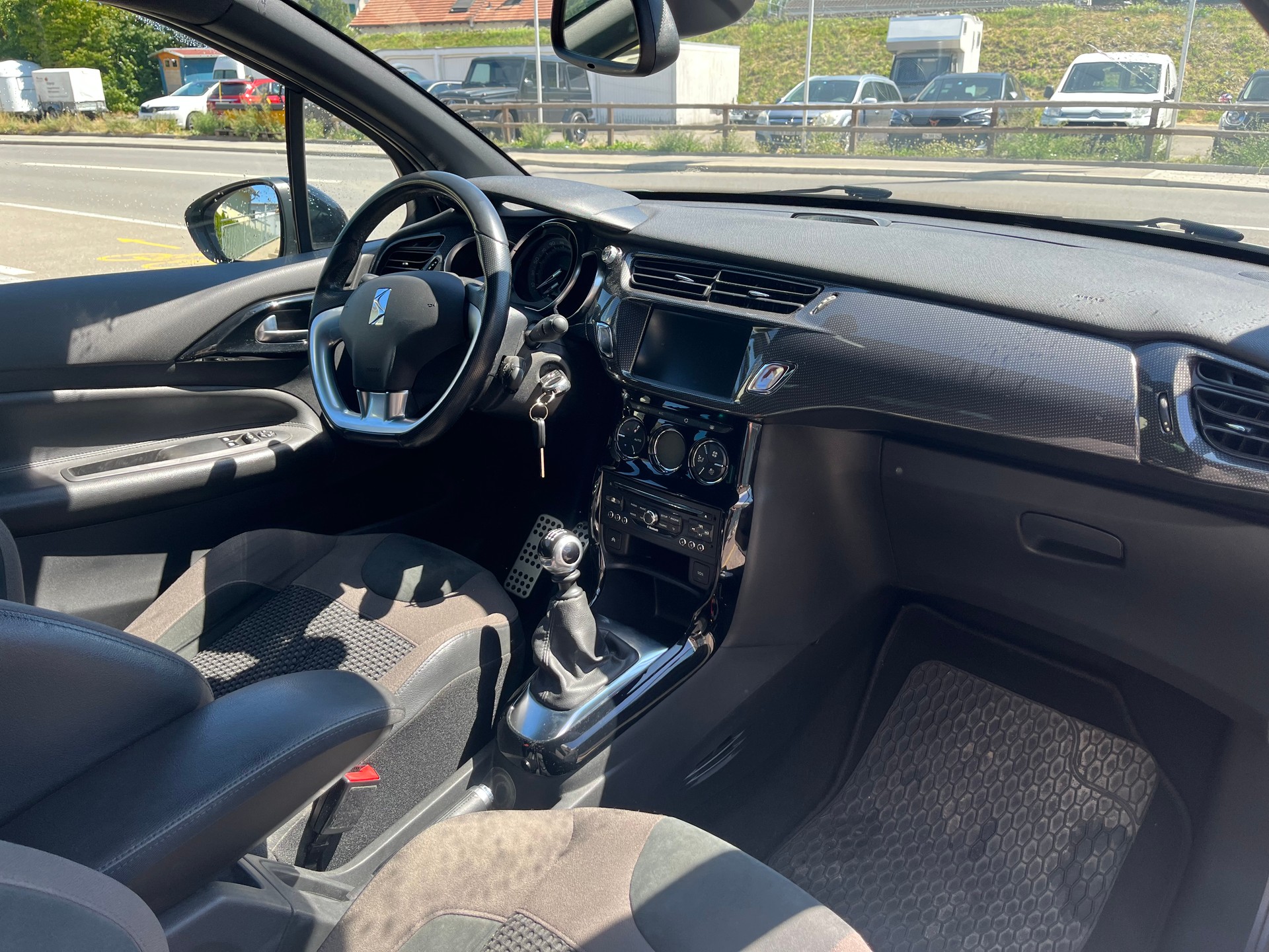 DS AUTOMOBILES DS3 1.6 THP Ultra Prestige-image-3
