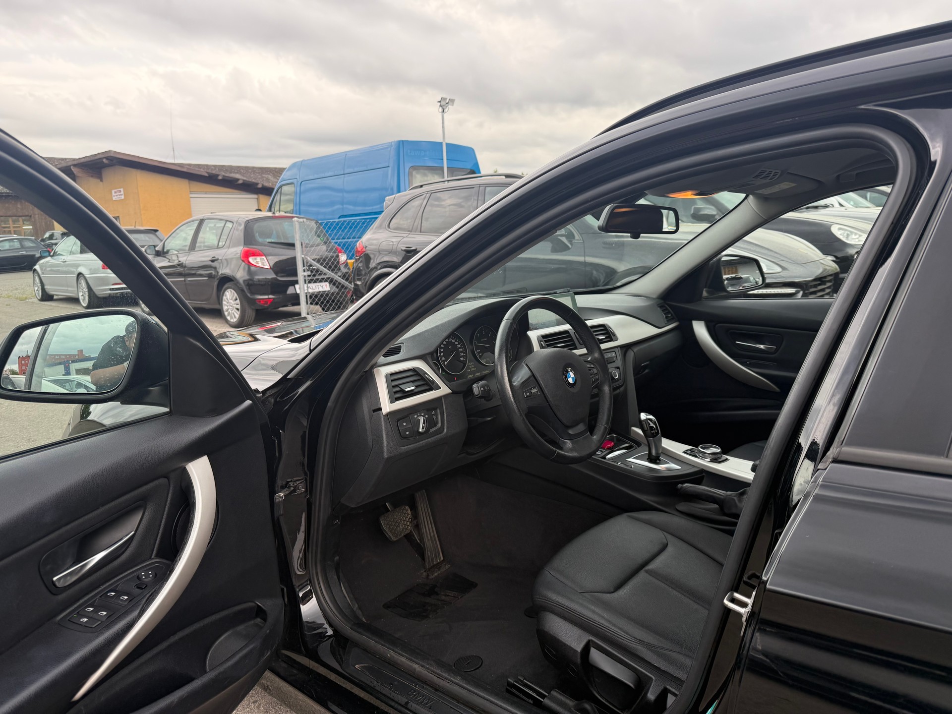BMW 318d Touring Steptronic / FRISCH AB MFK / Servicegepflegt / Bremsen komplett NEU / Navi / Leder / PDC-image-8