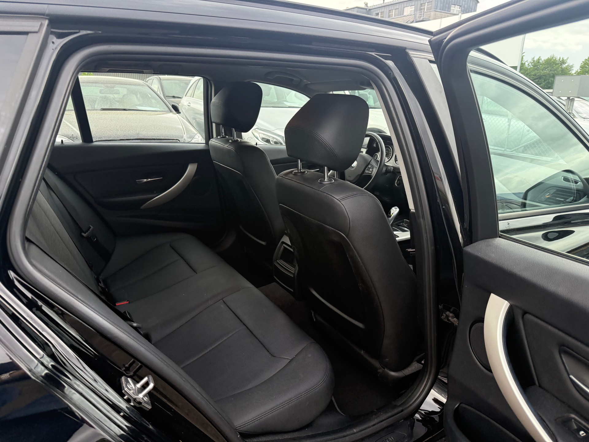 BMW 318d Touring Steptronic / FRISCH AB MFK / Servicegepflegt / Bremsen komplett NEU / Navi / Leder / PDC-image-9