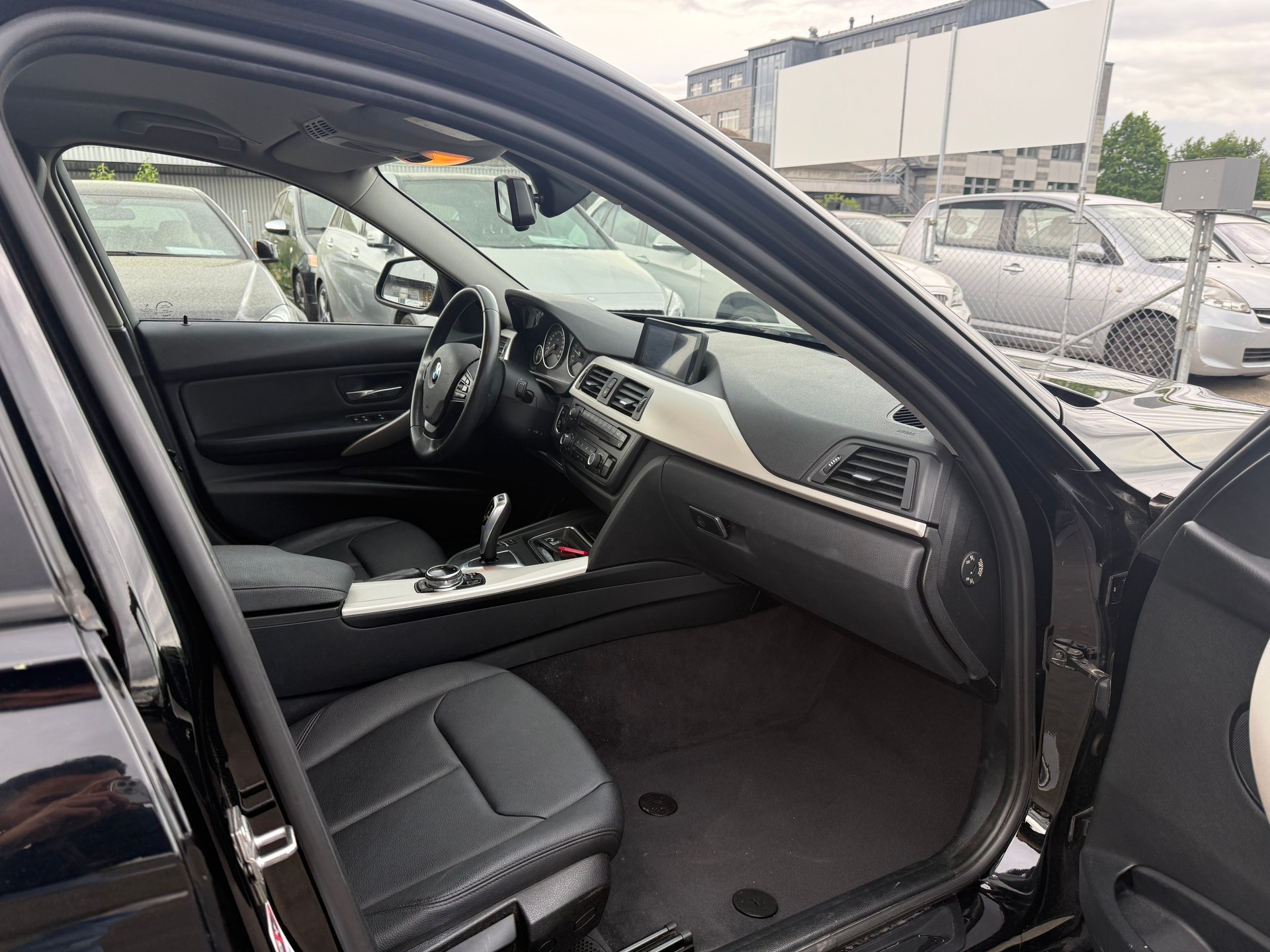 BMW 318d Touring Steptronic / FRISCH AB MFK / Servicegepflegt / Bremsen komplett NEU / Navi / Leder / PDC-image-6