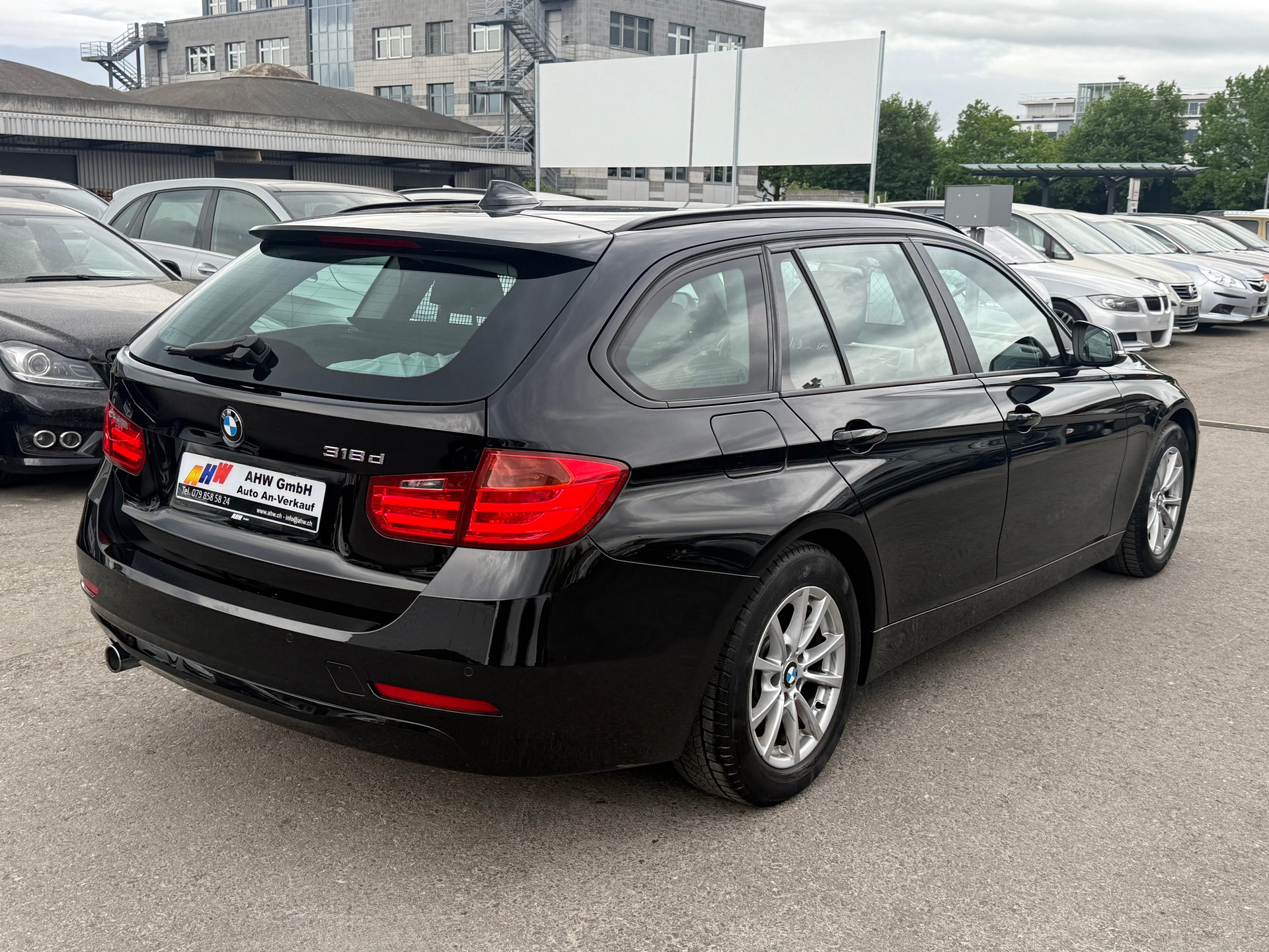 BMW 318d Touring Steptronic / FRISCH AB MFK / Servicegepflegt / Bremsen komplett NEU / Navi / Leder / PDC-image-3