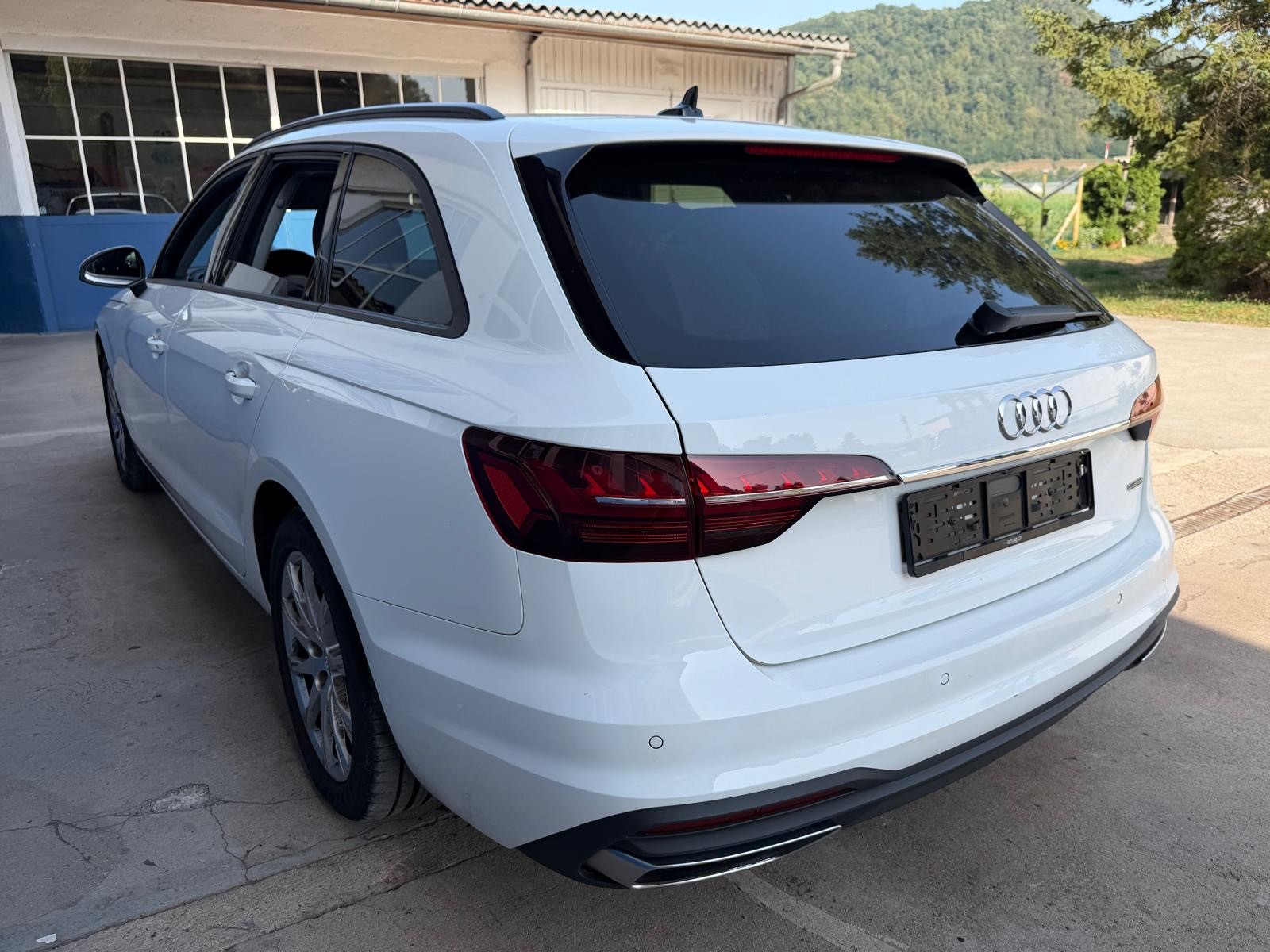 AUDI A4 Avant 40 TDI quattro S-tronic-image-6