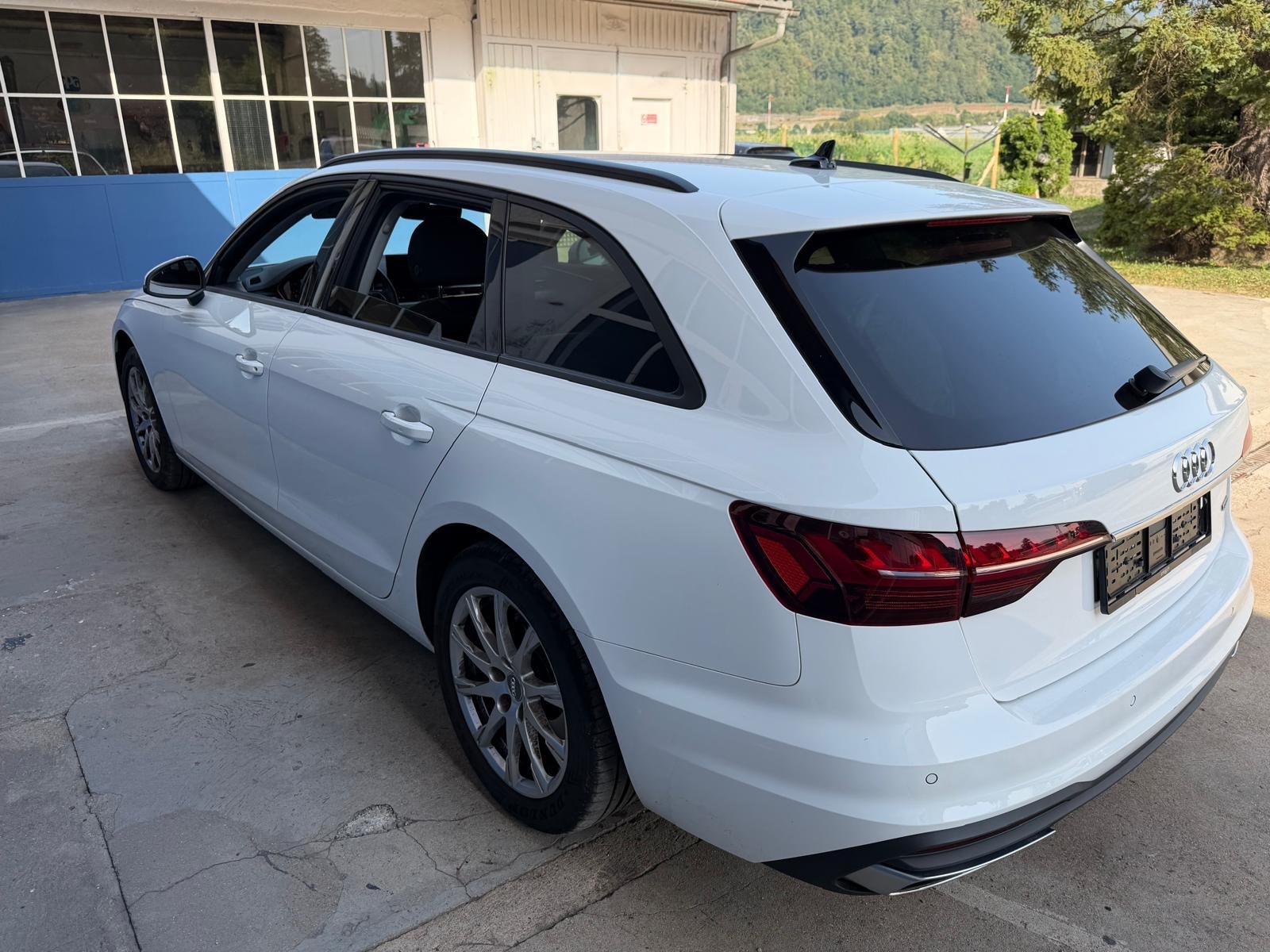 AUDI A4 Avant 40 TDI quattro S-tronic-image-9