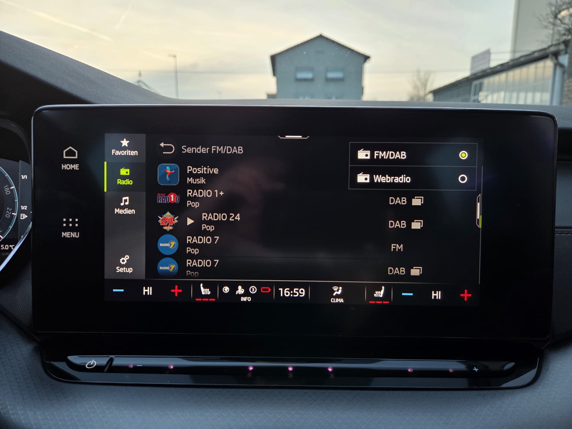 SKODA Octavia Combi 2.0 TDI DSG Ambition 4x4-image-29
