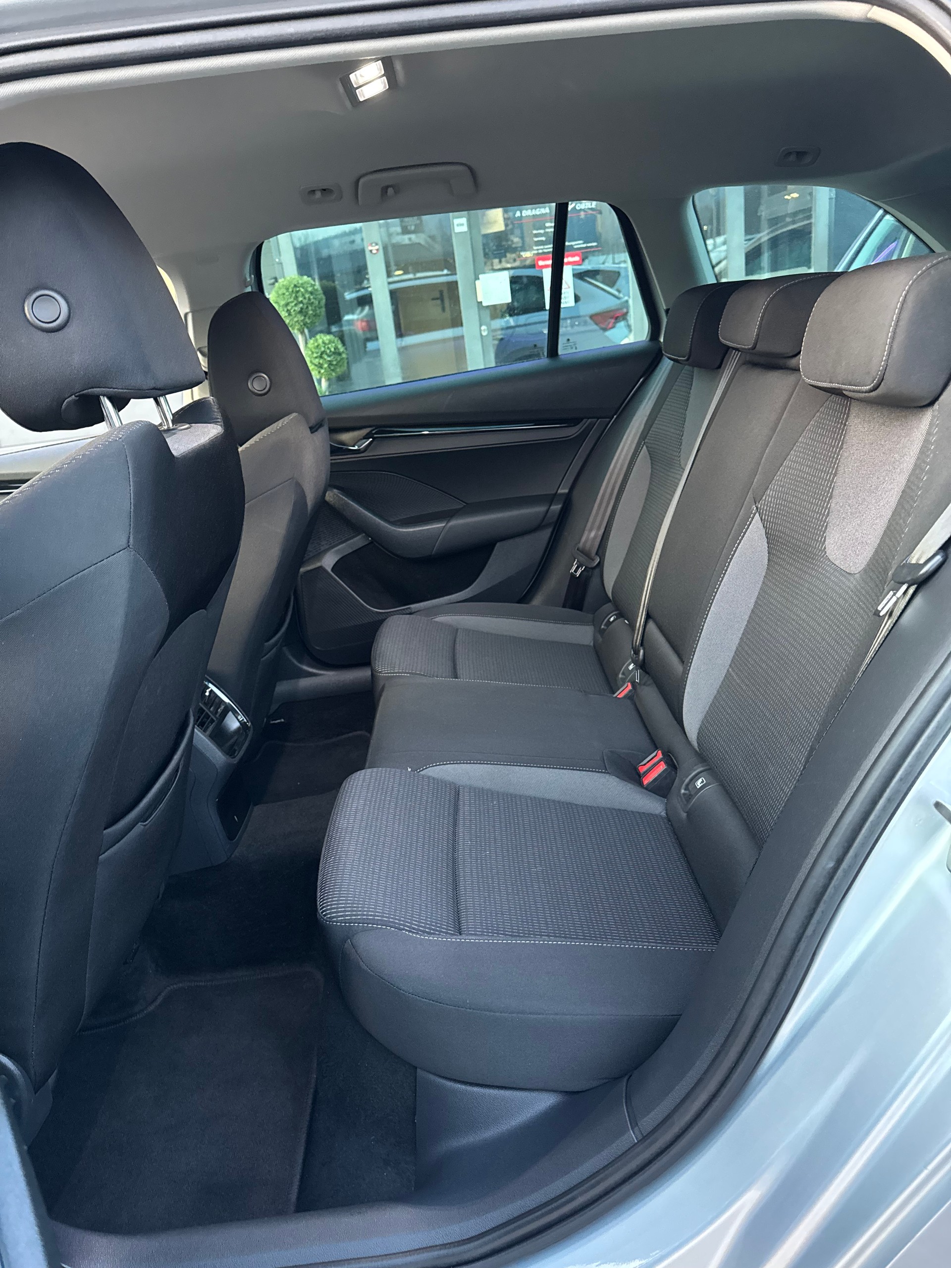 SKODA Octavia Combi 2.0 TDI DSG Ambition 4x4-image-15