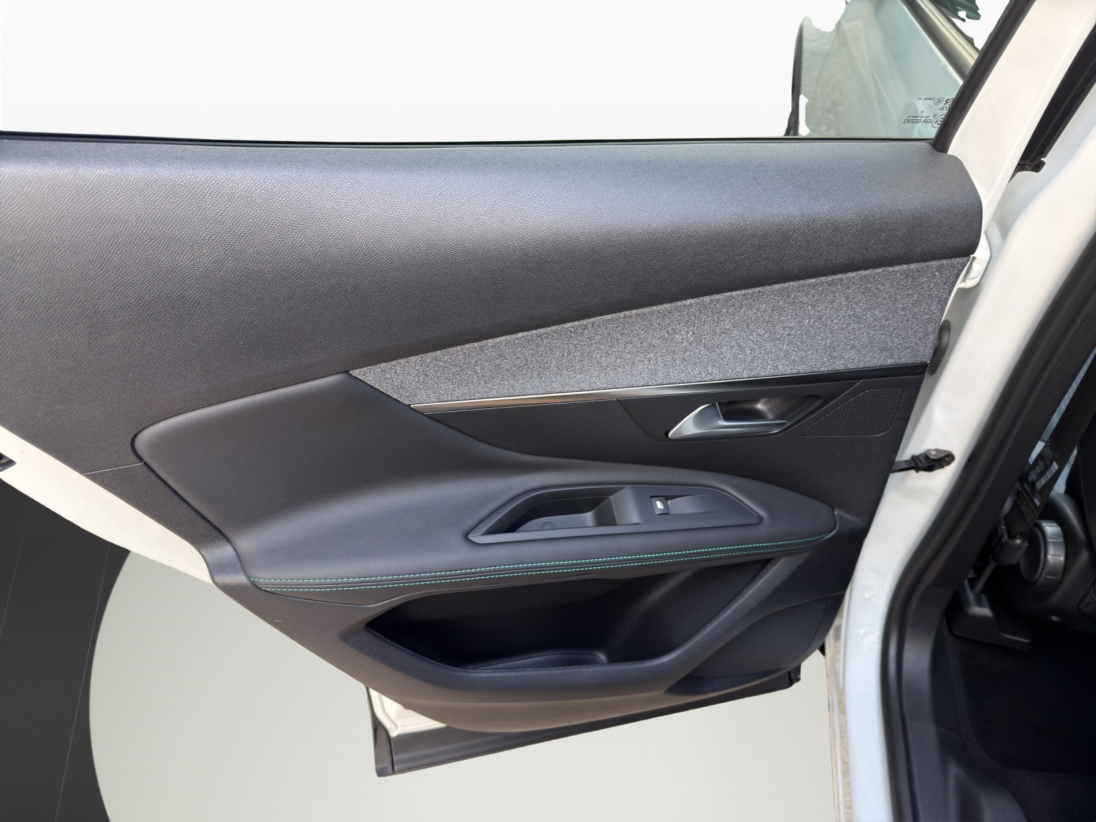 PEUGEOT 3008 225e Hybrid2 Allure Pack EAT8-image-16