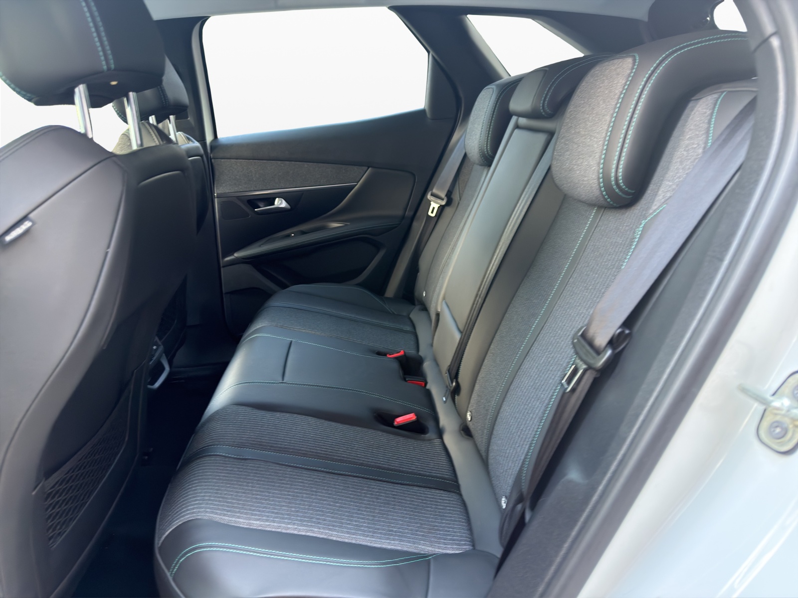 PEUGEOT 3008 225e Hybrid2 Allure Pack EAT8-image-17