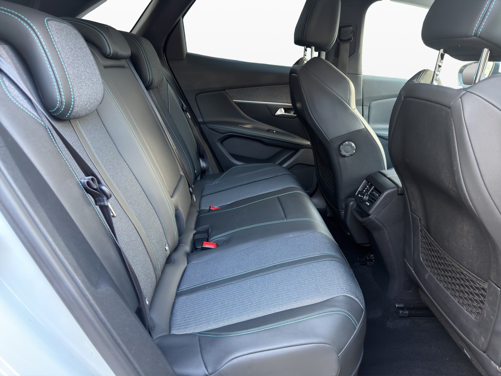 PEUGEOT 3008 225e Hybrid2 Allure Pack EAT8-image-18