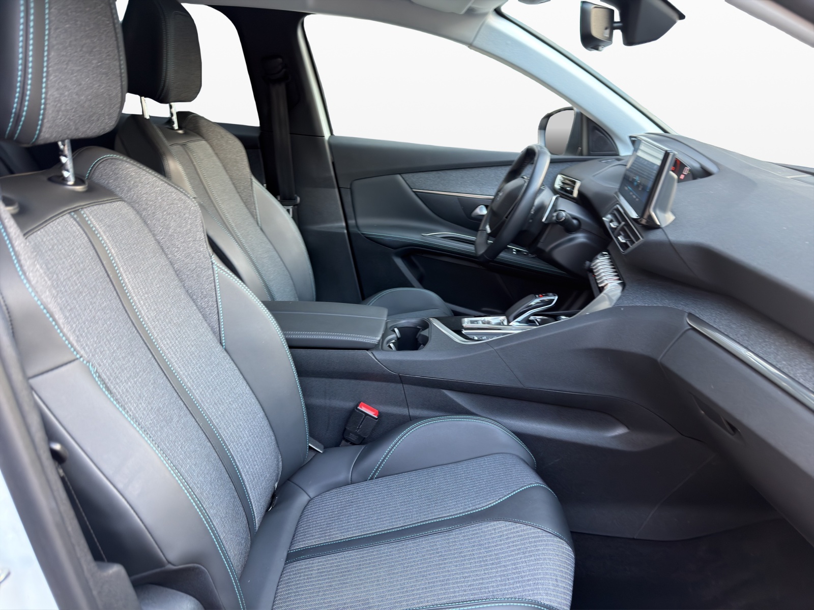 PEUGEOT 3008 225e Hybrid2 Allure Pack EAT8-image-14