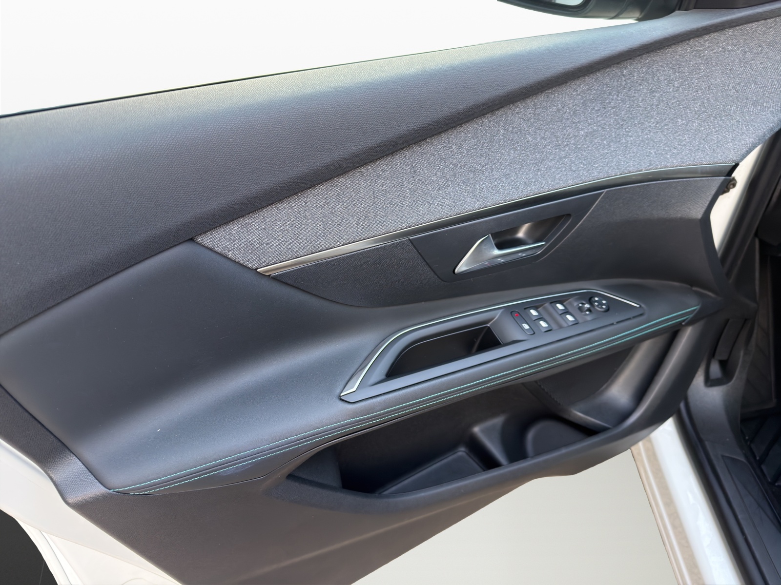 PEUGEOT 3008 225e Hybrid2 Allure Pack EAT8-image-9