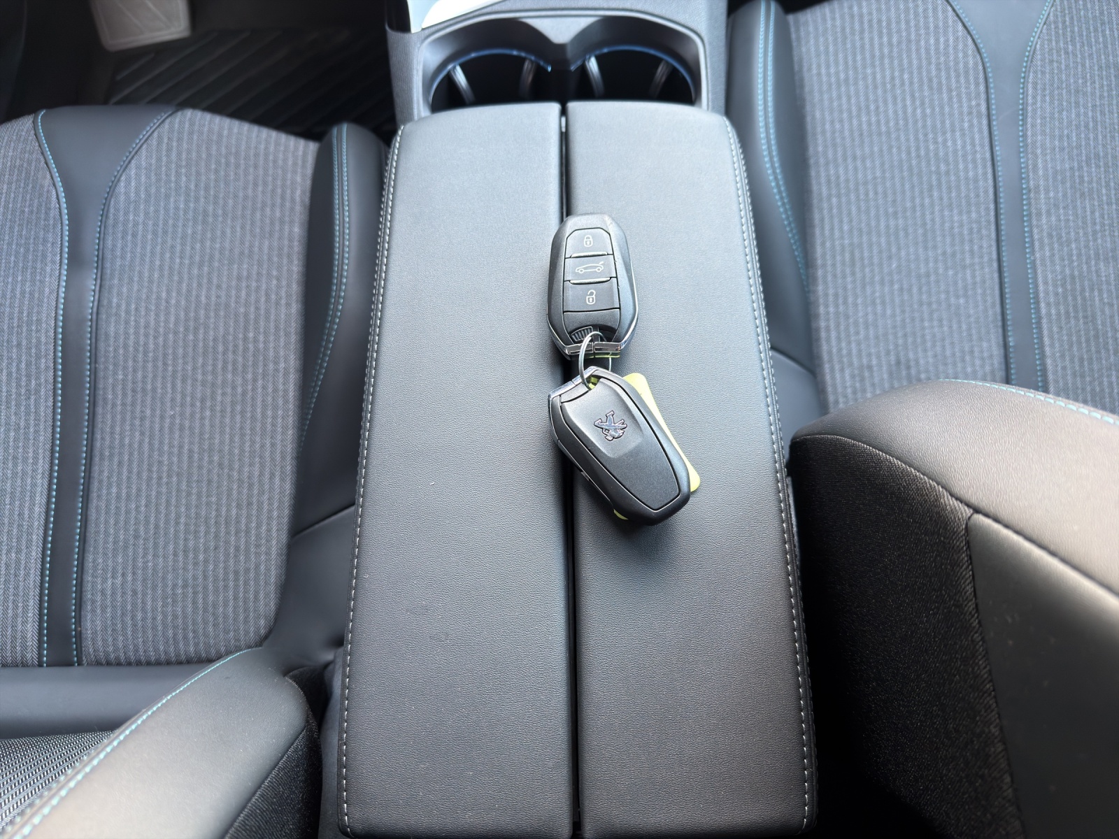 PEUGEOT 3008 225e Hybrid2 Allure Pack EAT8-image-21