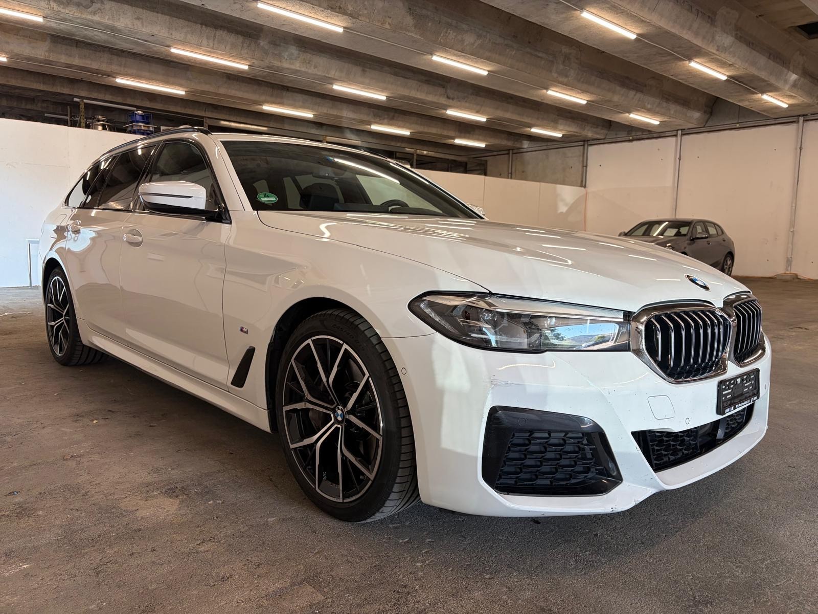BMW 530d xDrive 48V Touring M Sport Steptronic-image-2