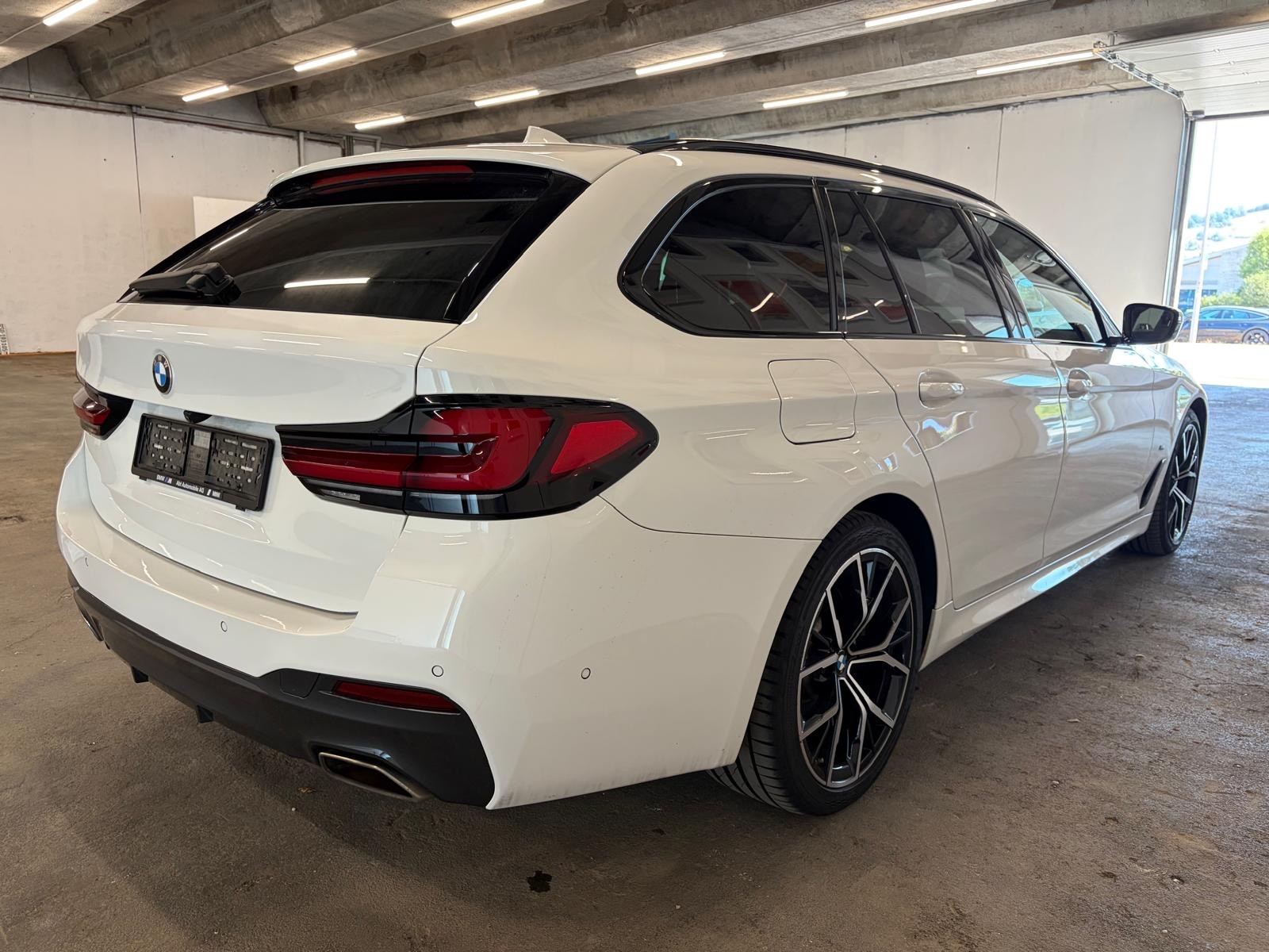 BMW 530d xDrive 48V Touring M Sport Steptronic-image-4