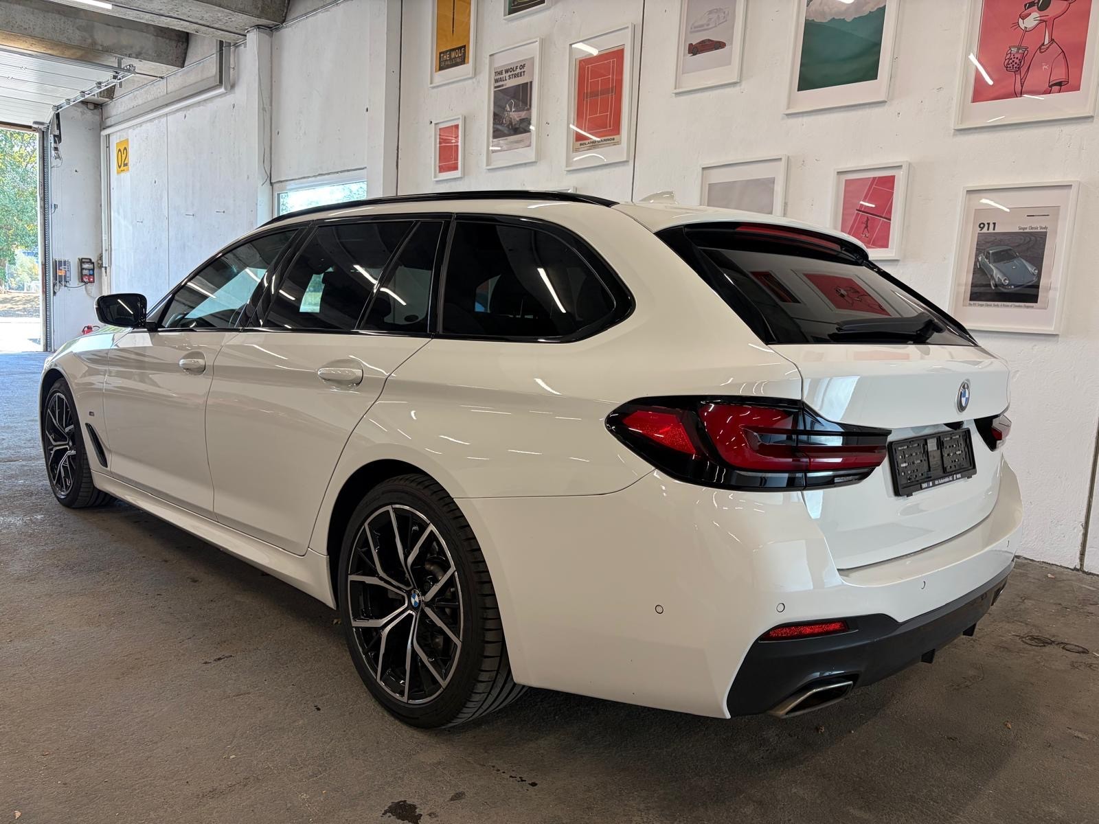 BMW 530d xDrive 48V Touring M Sport Steptronic-image-3