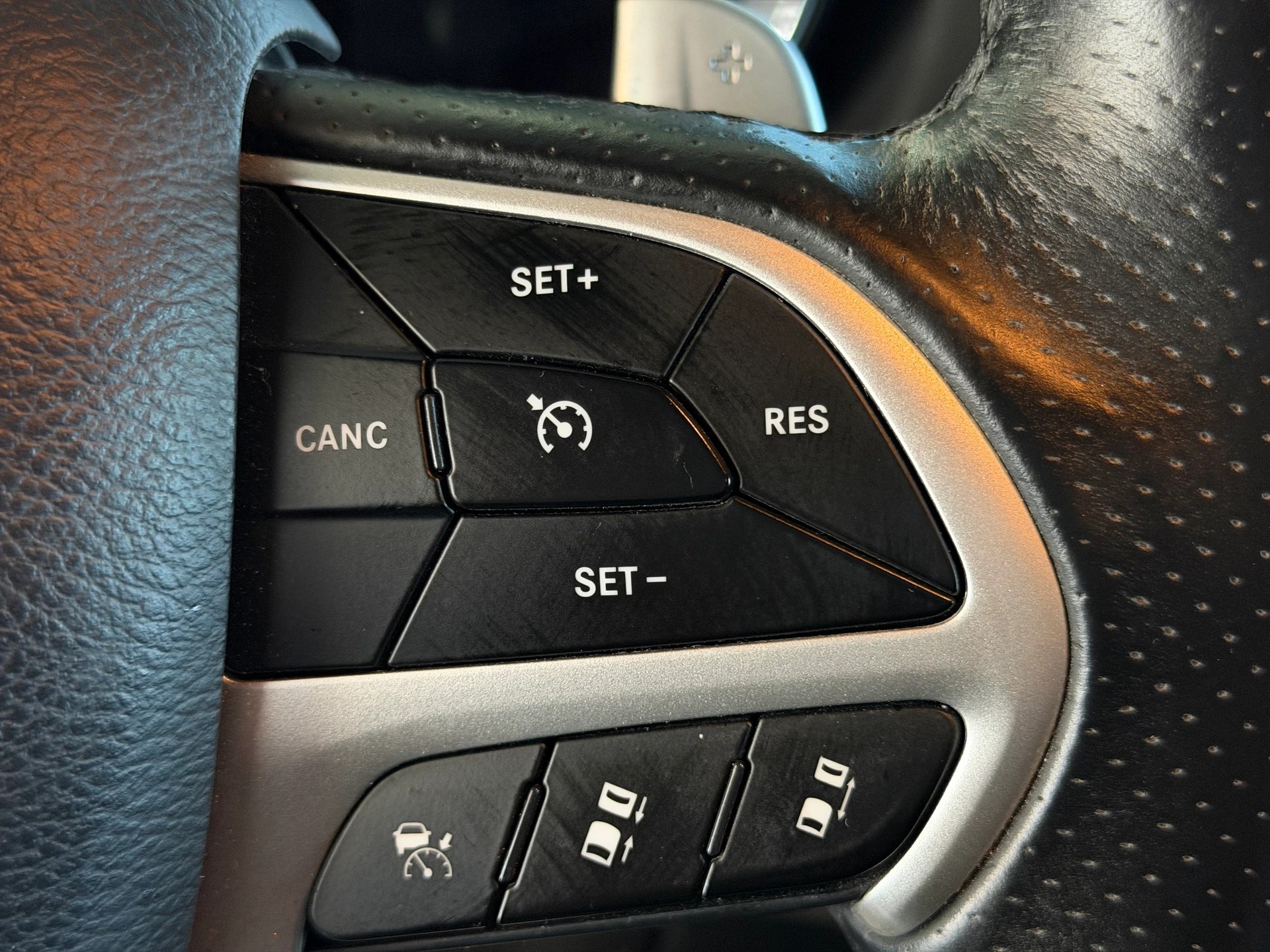 DODGE Durango R/T 5.7 AWD | Frisch MFK | Tiefergelegt | Schiebedach | 7-Plätzer-image-17