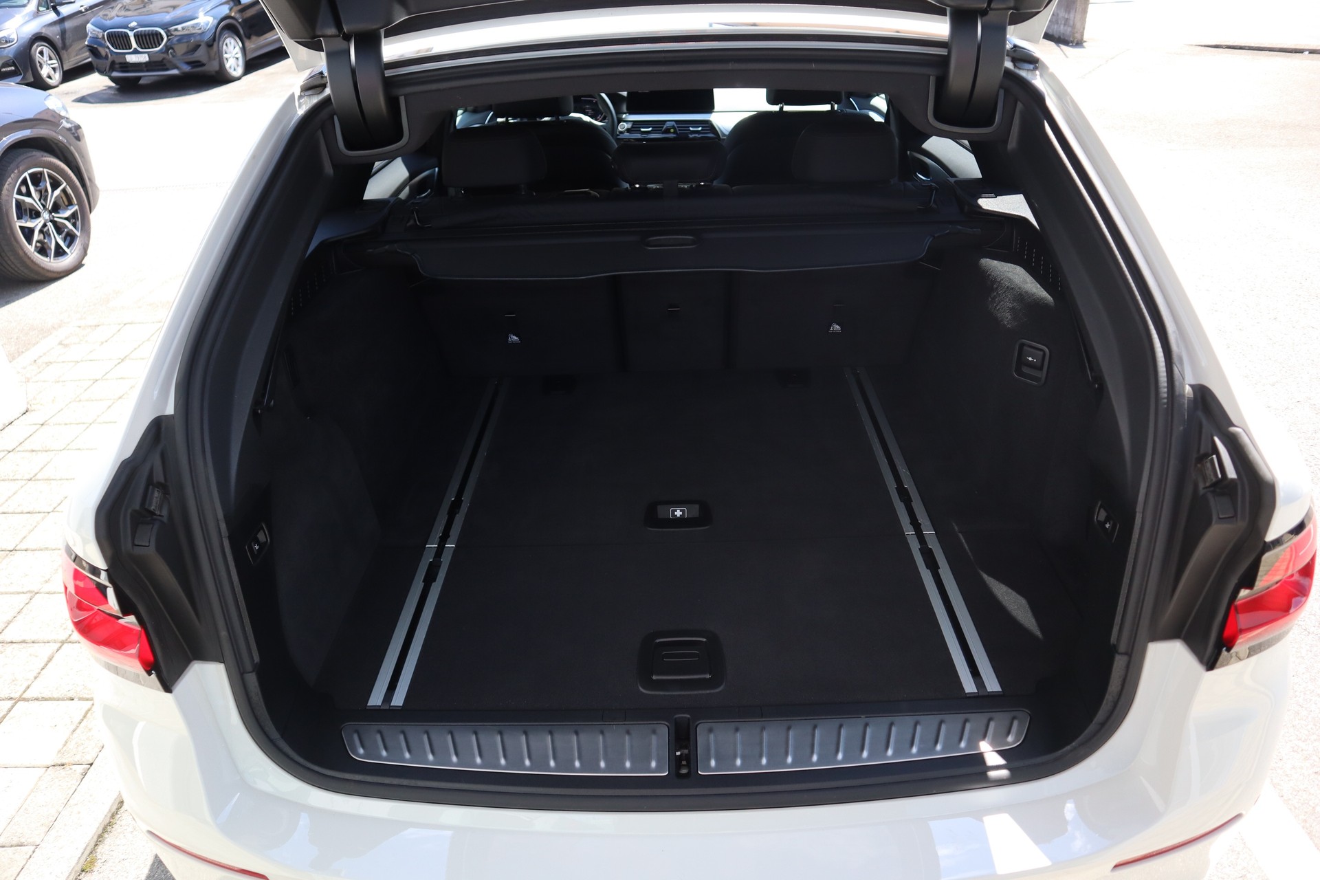 BMW 520d xDrive 48V Touring-image-12