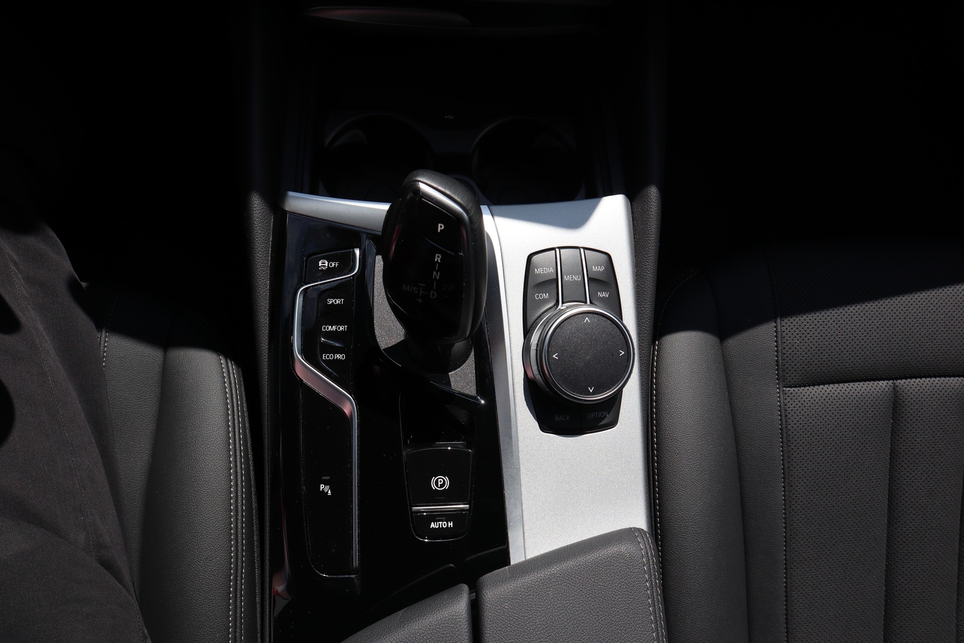 BMW 520d xDrive 48V Touring-image-11