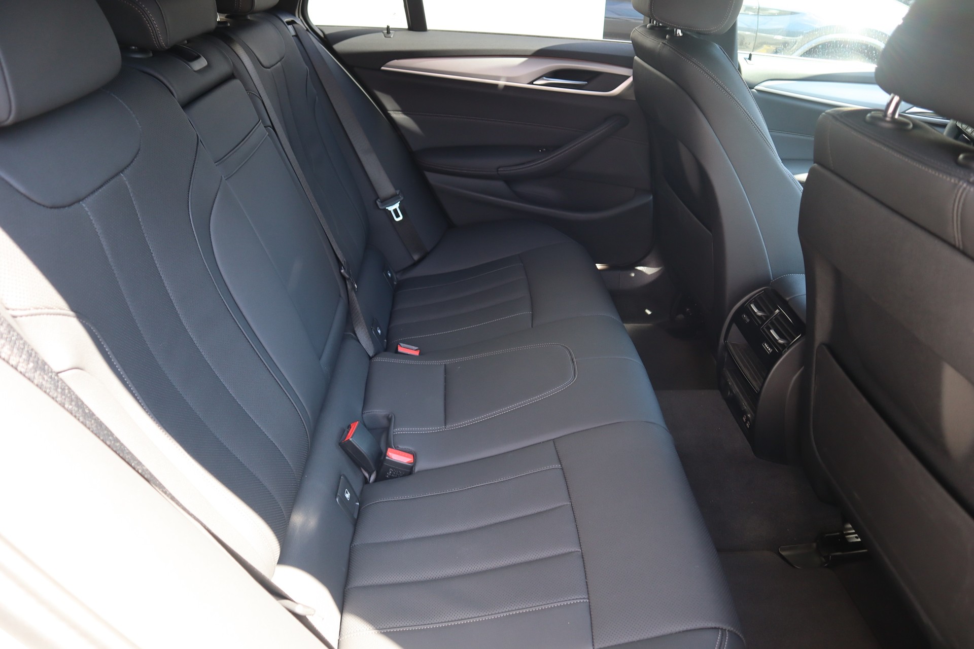 BMW 520d xDrive 48V Touring-image-5