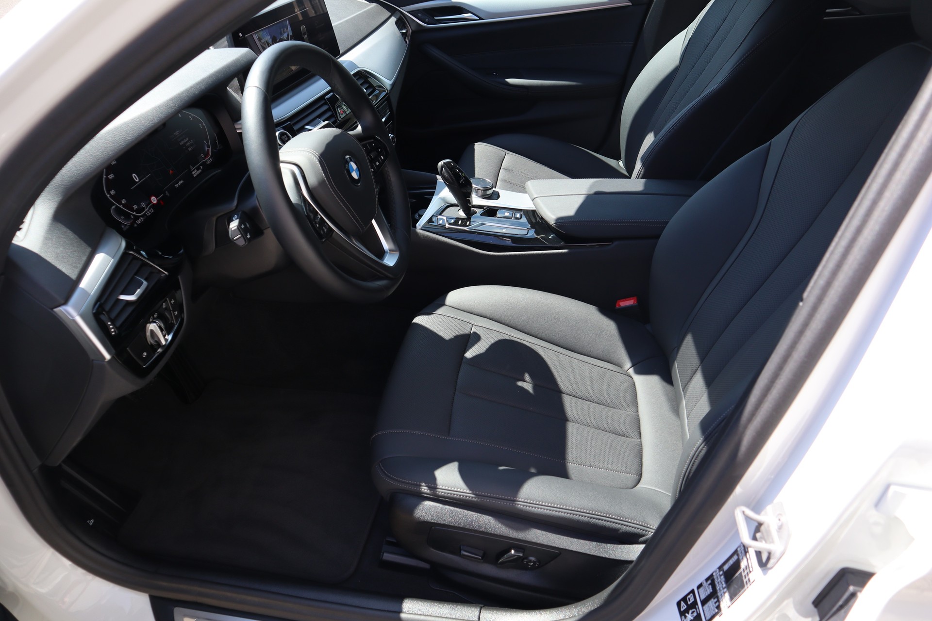 BMW 520d xDrive 48V Touring-image-6