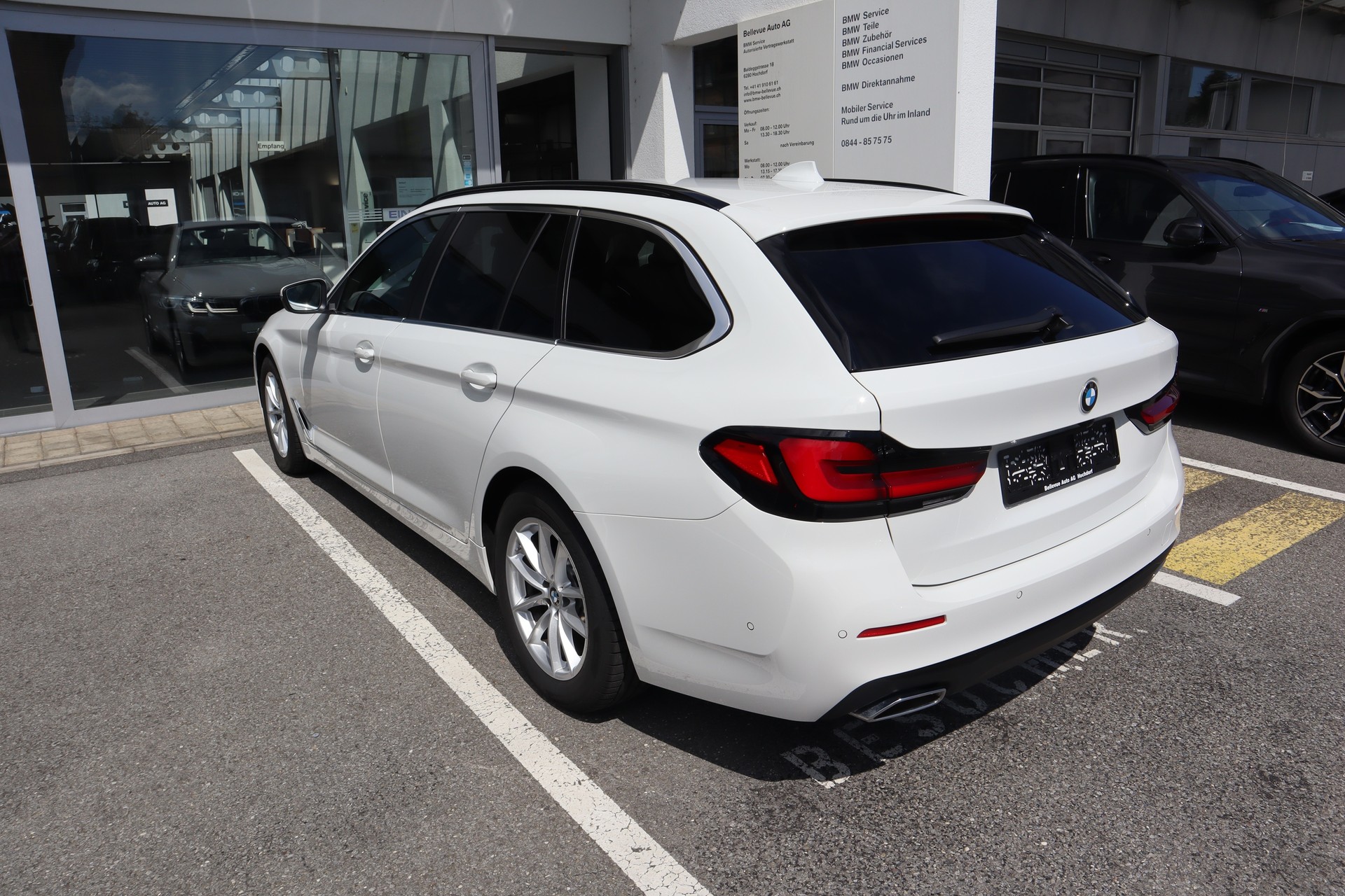 BMW 520d xDrive 48V Touring-image-1