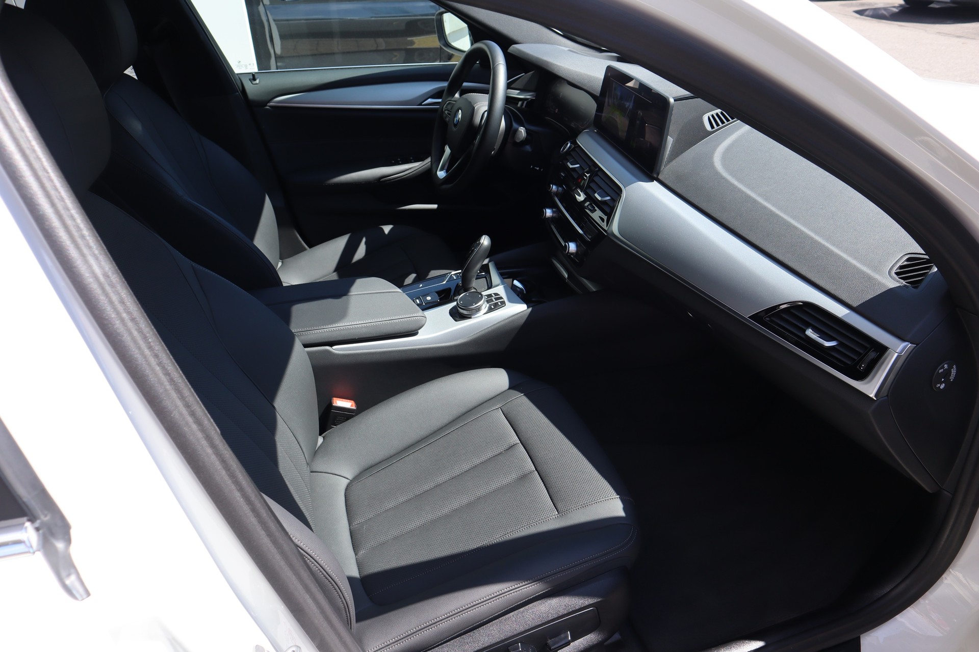 BMW 520d xDrive 48V Touring-image-4
