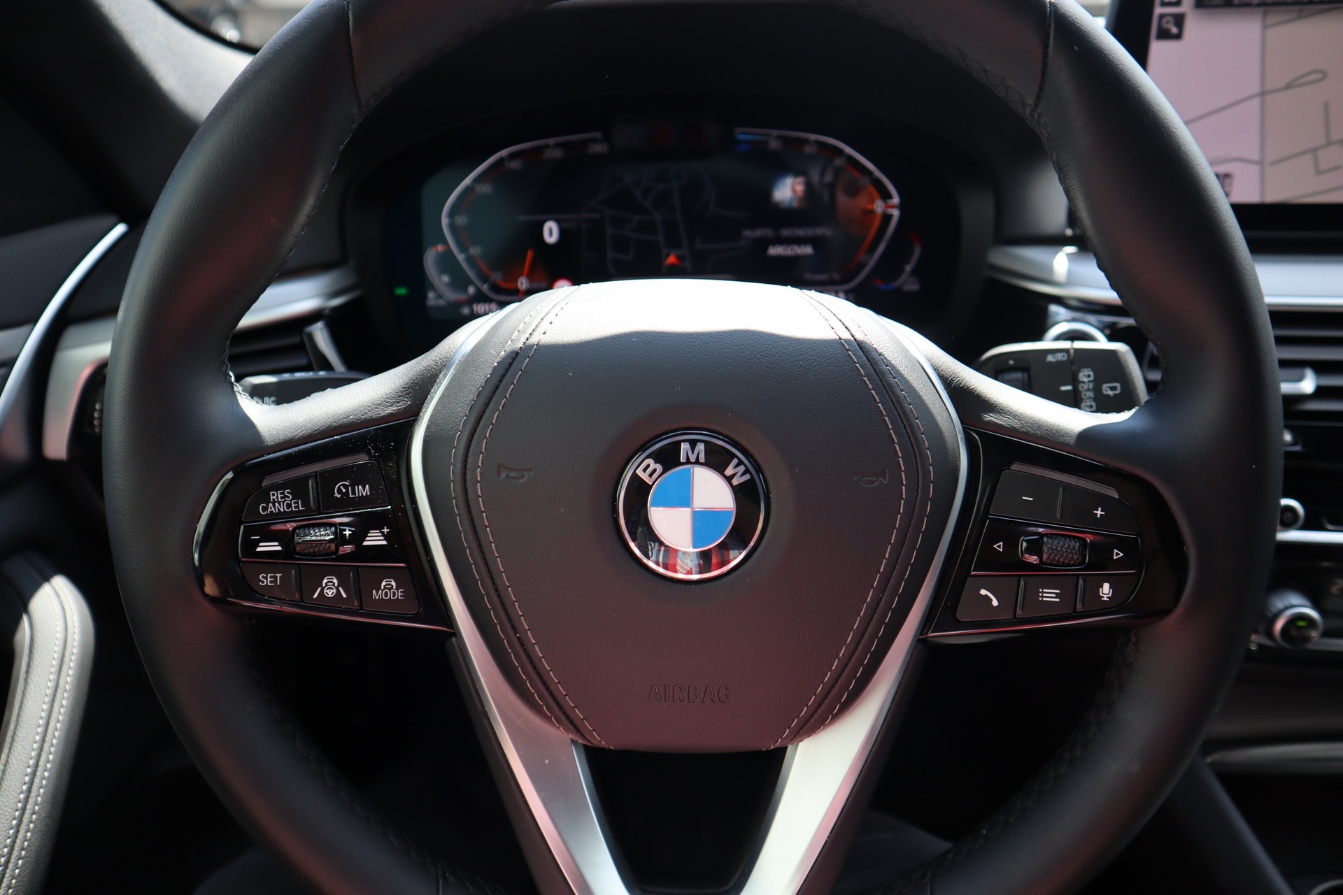 BMW 520d xDrive 48V Touring-image-7