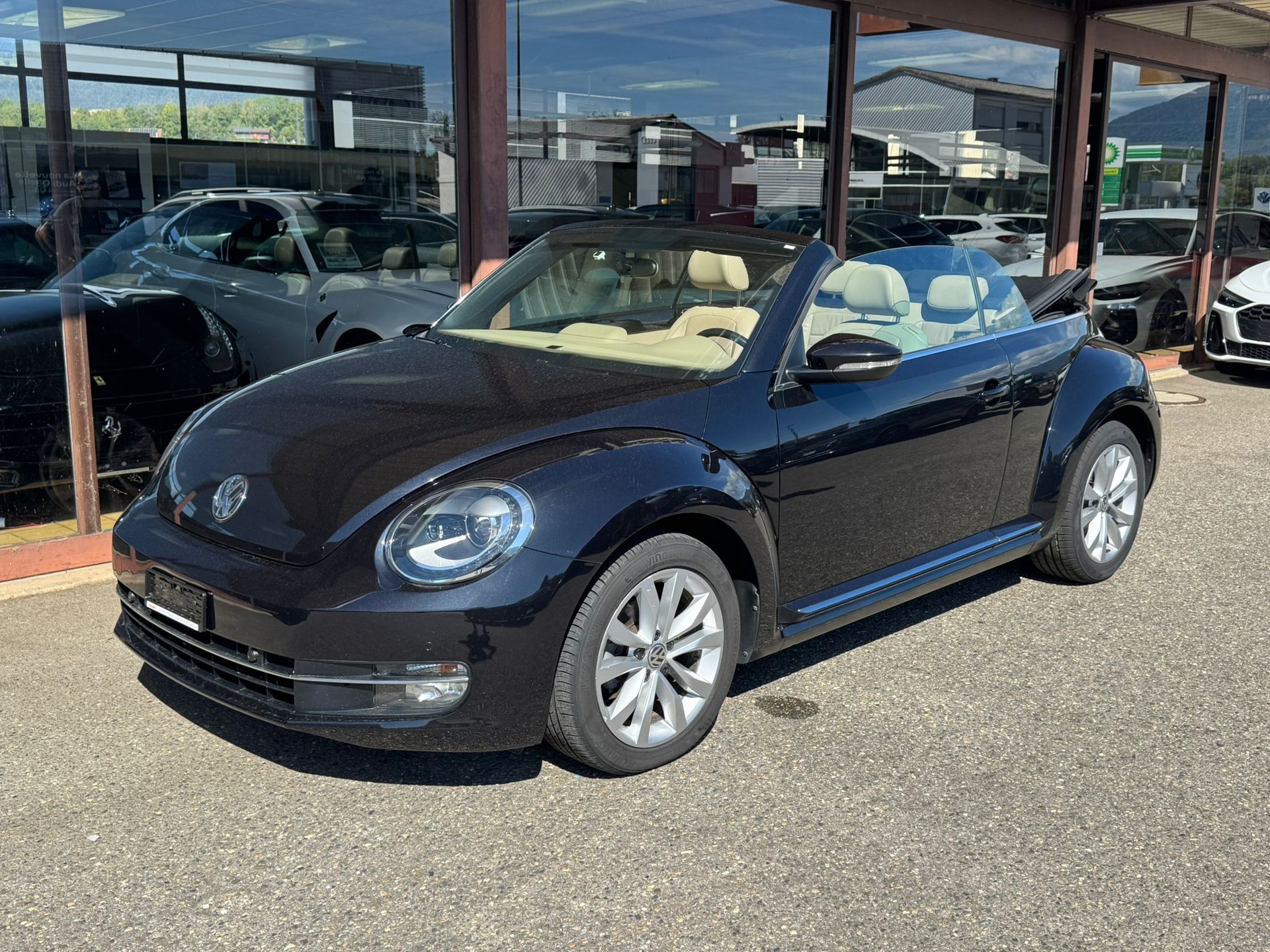 VW Beetle Cabrio 2.0 TDI Design-image-10