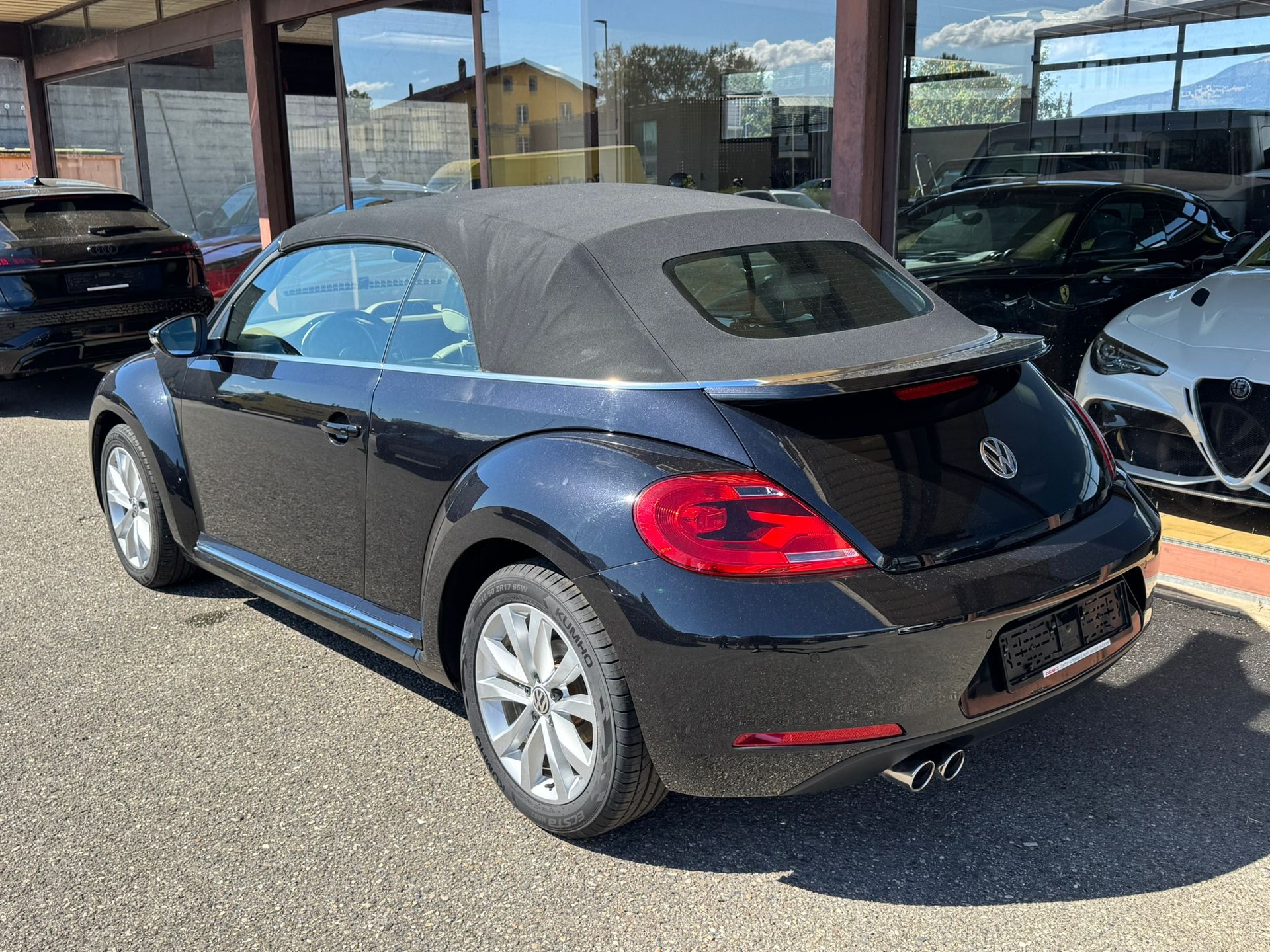 VW Beetle Cabrio 2.0 TDI Design-image-3