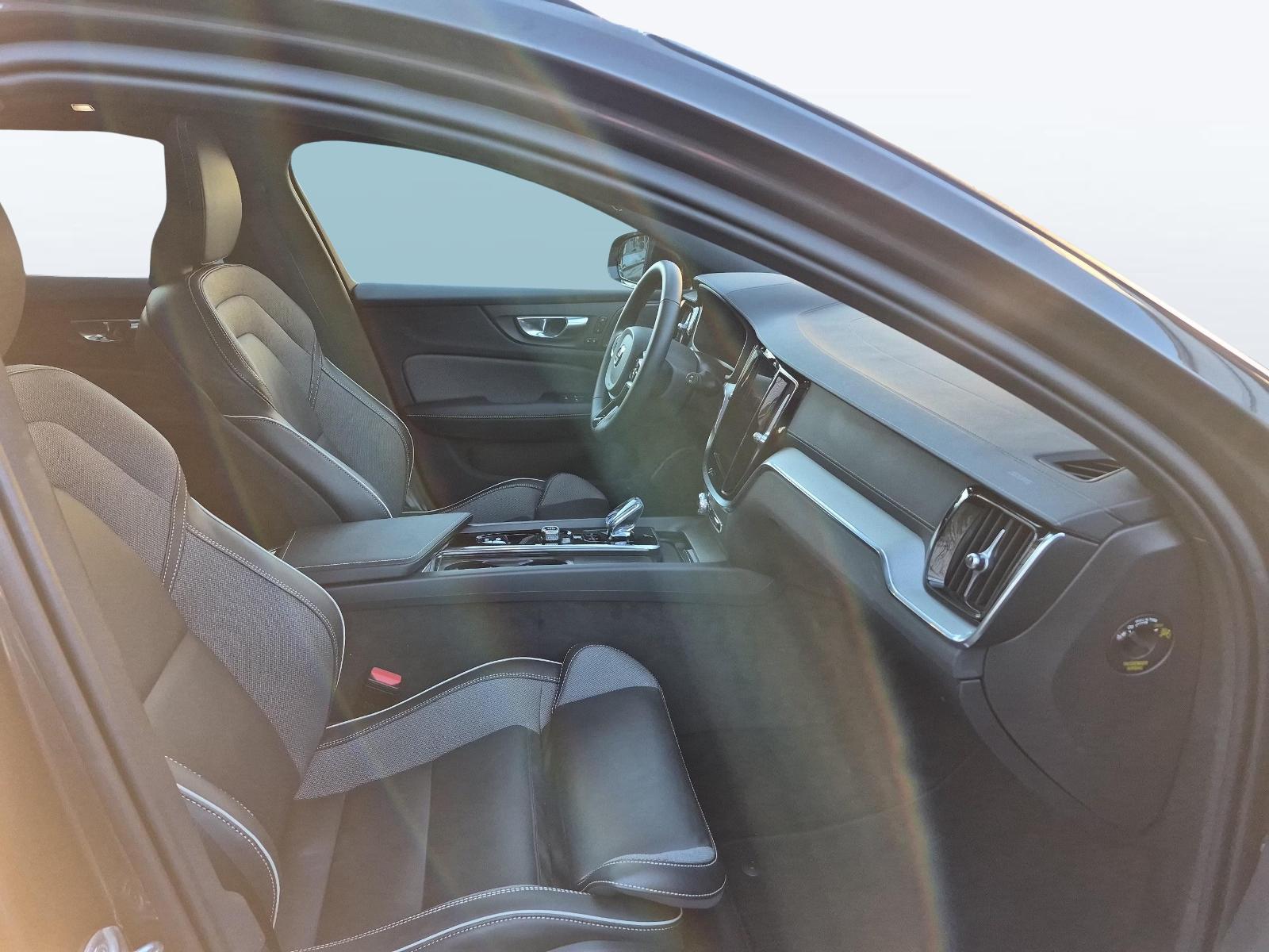 VOLVO V60 2.0 B4 Ultra Dark for Business-image-9