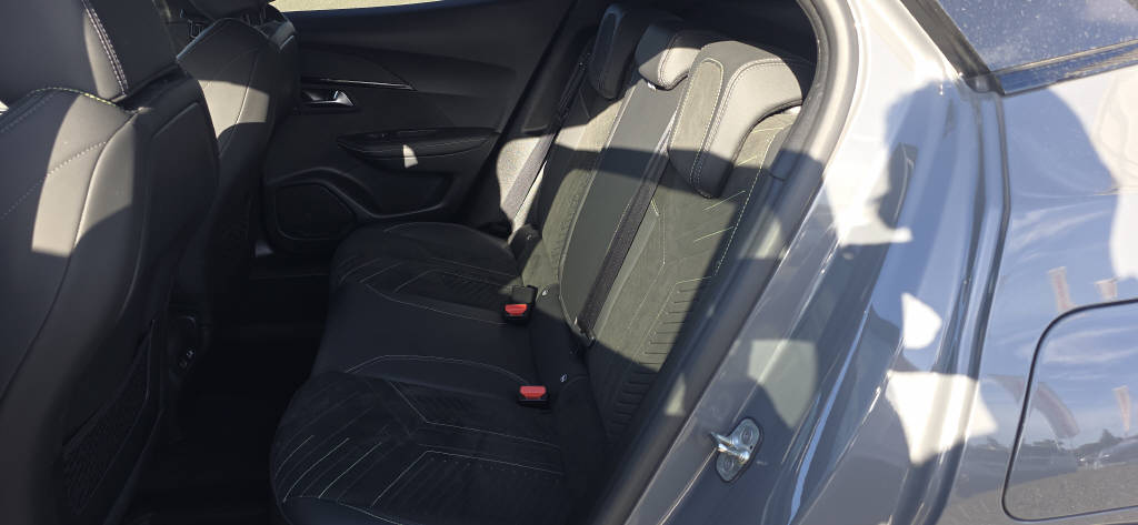 PEUGEOT 2008 1.2 PureTech 130 GT-image-5